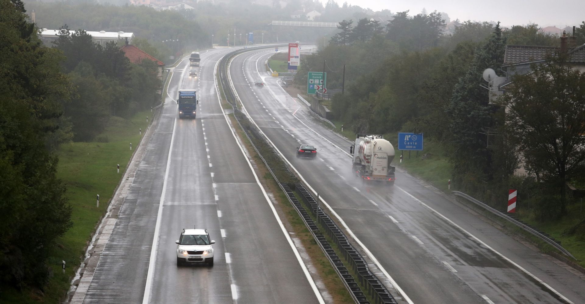 14.10.2015., Rijeka - Kisa otezava promet na autocesti Rijeka-Zagreb. 
Photo: Goran Kovacic/PIXSELL