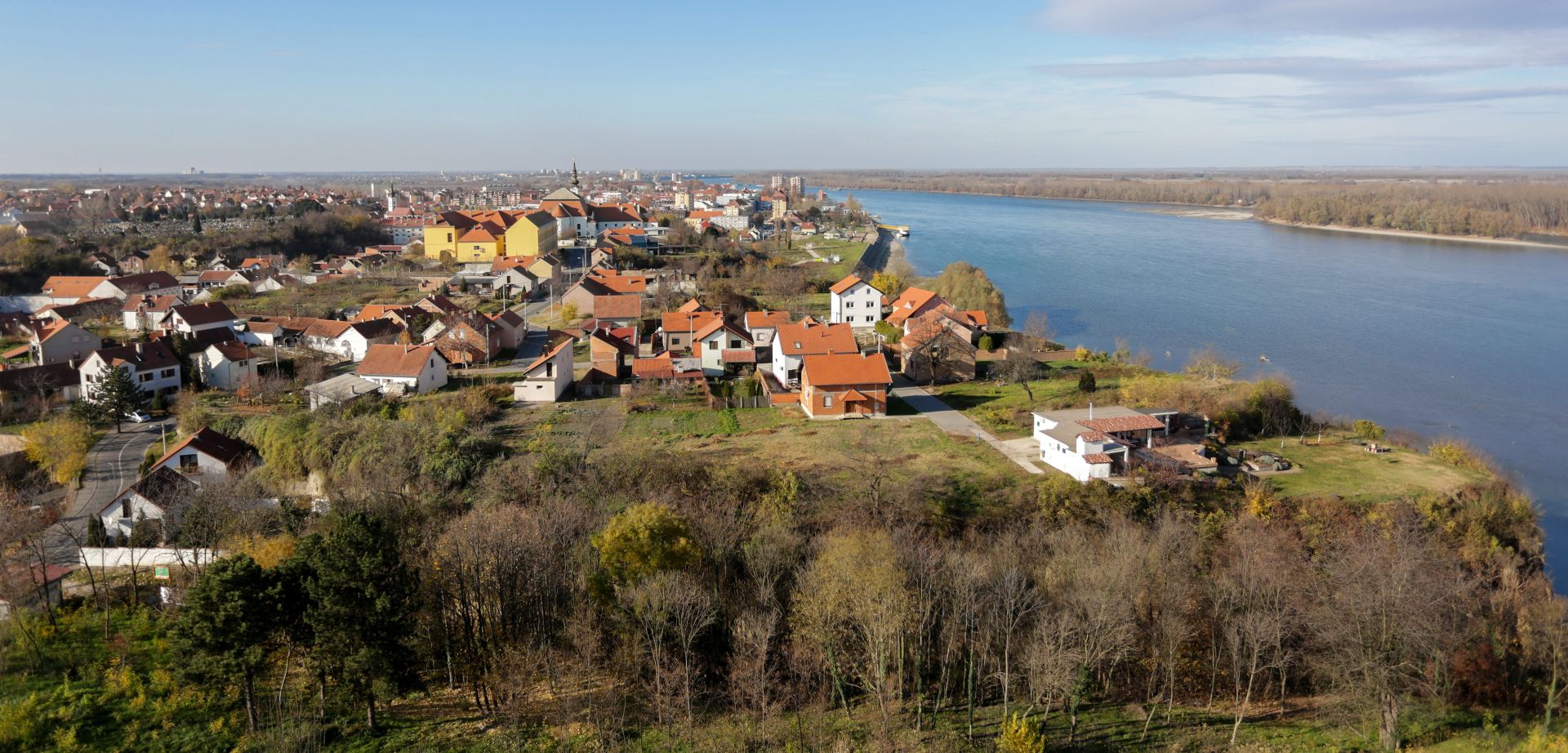 16.11.2015., Vukovar - Vodotoranj, visok 50 m i obujma 2200 prostornih metara vode, izgradjen je potkraj sezdesetih godina u tadasnjem gradskom perivoju i izletistu tzv. "Najpar-basci", na ulazu u vukovarsko naselje Mitnicu. Prema zapremnini i velicini bio je jedan od najvecih objekata tog tipa u Europi. Sve do rata, na vrhu Vodotornja nalazio se restoran s vidikovcem na Vukovar, Dunav i okolno srijemsko vinogorje. Tijekom srpske agresije na Vukovar, Vodotoranj bio je jedna od najcescih meta neprijateljskog topnistva koje mu je nanjelo vise od sest stotina ostecenja, a danas predstavlja simbol pobjede i novog zivota. Objekt se nece obnavljati u izvornu funkciju nego ce postati Memorijalno podrucje koje ce podsjecati na patnje i boli koje je Vukovar prozivio. Photo: Grgur Zucko/PIXSELL