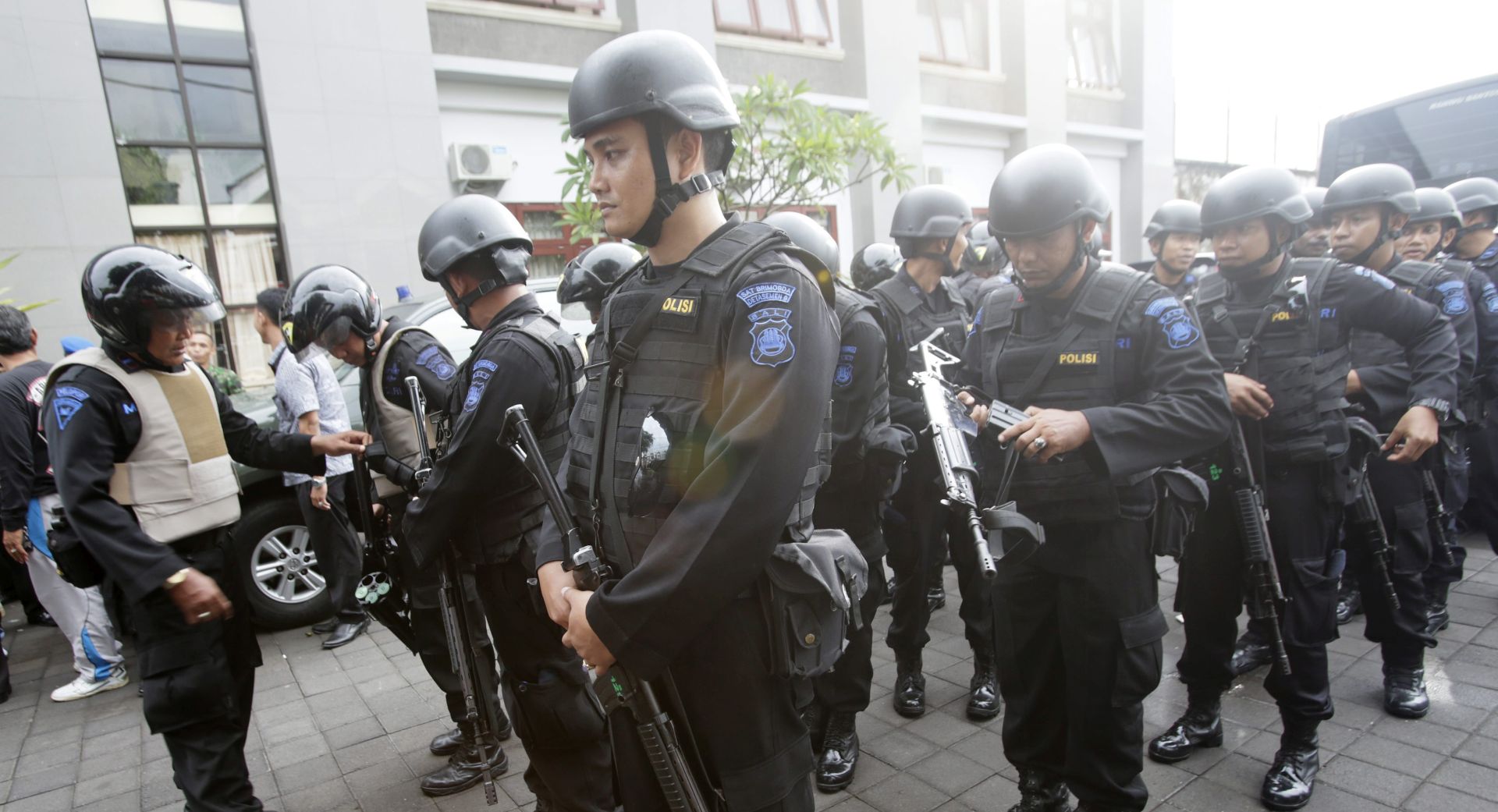 epa05074908 Indonesian police stand guard infront of Kerobokan Prison in Denpasar, Bali, Indonesia, 19 December 2015. Four people were killed in rioting that started in the main prison on Indonesia's resort island of Bali on 17 December 2015. Two inmates died in the Kerobokan prison after a dispute between members of two rival local gangs. Later, members of the gangs fought on a street near the prison, killing another two, police spokesman Heri Wianto said. None of more than 50 foreigners serving jail terms at Kerobokan was hurt in the riots, police said.  EPA/MADE NAGI