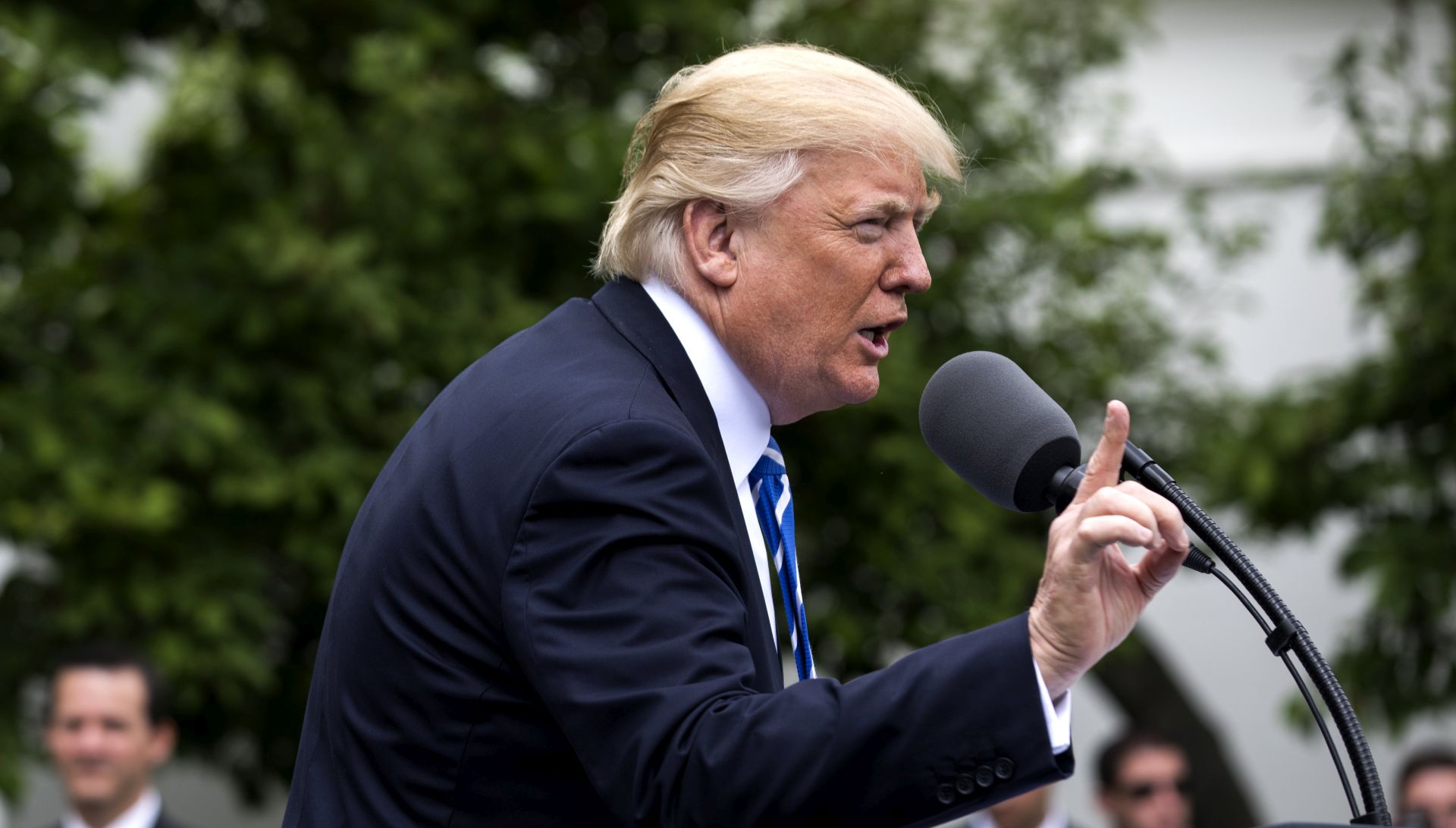 epa05939198 US President Donald J. Trump speaks to the Independent Community Bankers Association in the Kennedy Garden of the White House in Washington, DC, USA, 01 May 2017. Trump spoke to the group about his intention to have the Dodd-Frank Regulatory Reform Bill overturned.  EPA/JIM LO SCALZO