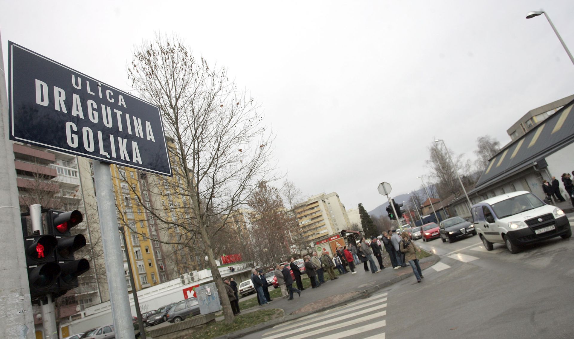 Zagreb, 15.02.2007 - Zagrebaèki gradonaèelnik Milan Bandiæ otkrio je ploèu s imenom Dragutina Golika, hrvatskog branitelja tragièno preminulog od posljedica tekog ranjavanja pri pokuaju sprjeèavanja pljaèke poslovnice Zagrebaèke banke u Zagrebu 7. listopada 2005.
foto FaH/ Denis CERIÆ