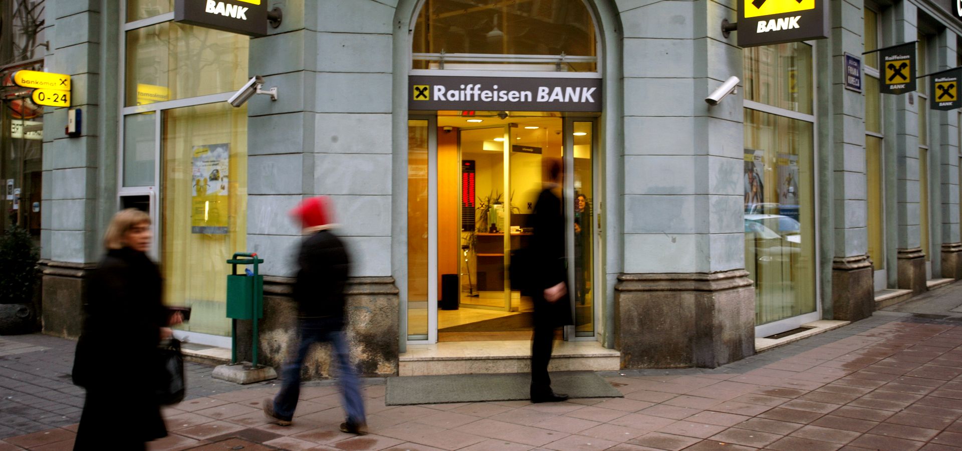 Zagreb, 9.3.2009 - Raiffeisen Bank Austria (RBA) u suradnji s 25 graðevinskih tvrtki i dva proizvoðaèa namjetaja od sutra zapoèinje akciju "Prostor za preokret" u sklopu koje æe u 17 hrvatskih gradova u prvoj fazi na prodaju biti ponuðeno 555 stanova uz kamatne stope na stambene kredite nie od redovnih od 10 do 25 posto te 10 do 29 posto niu cijenu stanova.
foto FaH/ Dario GRZELJ/ ua