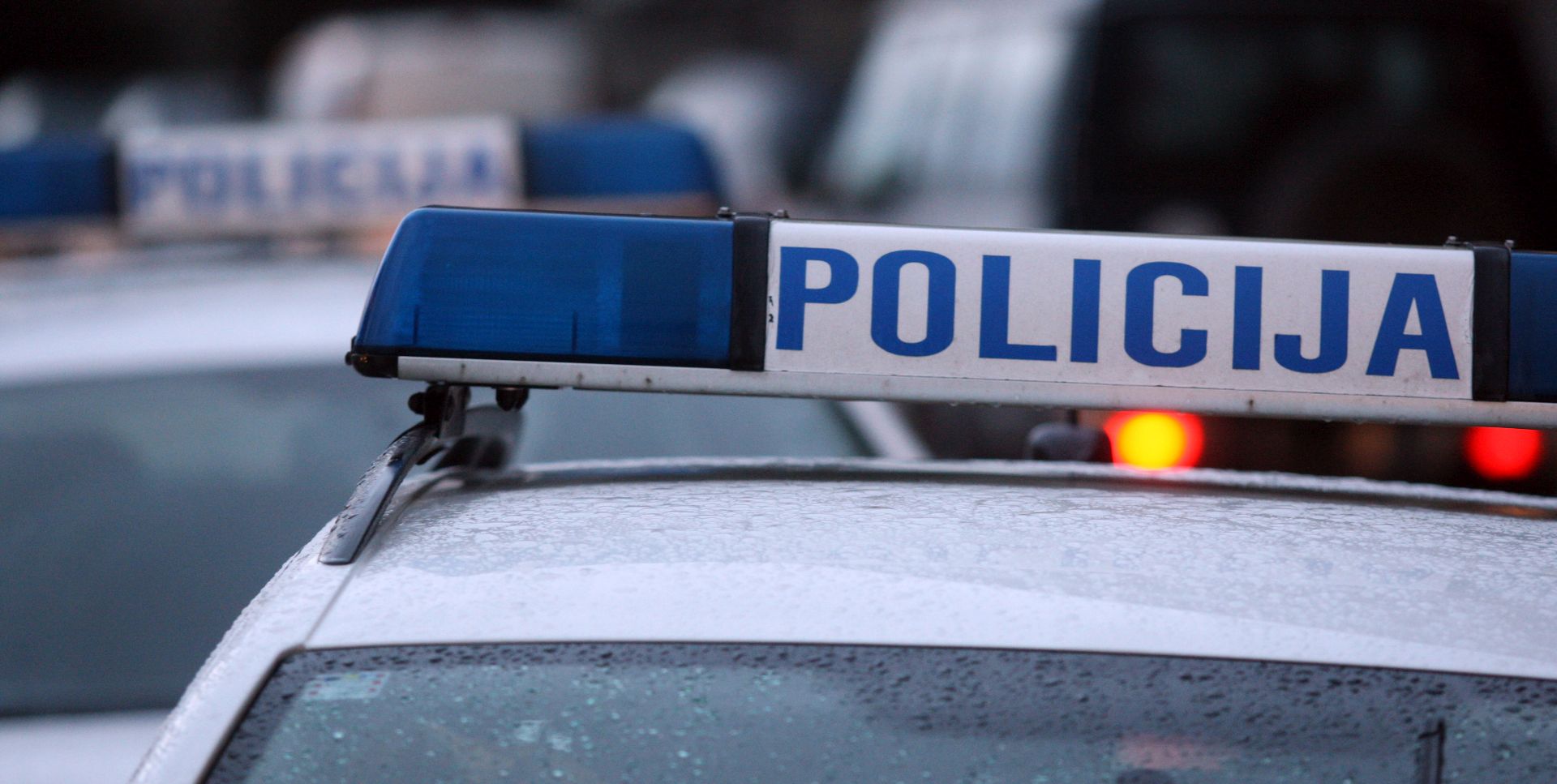 Split, 30.05.2013 - Dvojica dravljana Bosne i Hercegovine uhiæeni su nakon to je policija u Dugopolju na izlazu s naplatnih kuæica u njihovom automobilu pronala heroin i kokain, ukupno vrijedan oko 120.000 kuna, izvijestila je danas splitska policija. Arhivska fotografija od 06.02.2013. godine prikazuje policijske automobile.
foto FaH/ Damir SENÈAR /ds