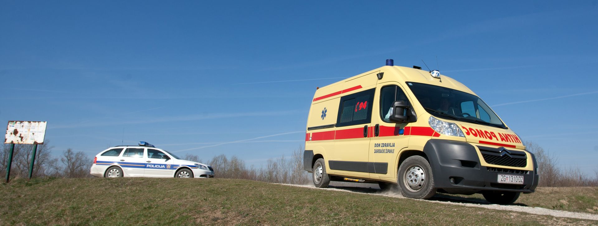 Zagreb, 03.11.2012 - Arhivska fotografija od 25.03.2011. godine prikazuje vozila Hitne pomoæi i policije uz obalu Save u blizini Velike Gorice. Èetiri osobe u dobi od 18 do 20 godina teko su opeèene u sinoænjoj eksploziji kotlovnice pored obiteljske kuæe u Granièarskoj ulici u mjestu Soboèani kod Ivaniæ Grada. 
foto FaH/ Damir SENÈAR /ds
