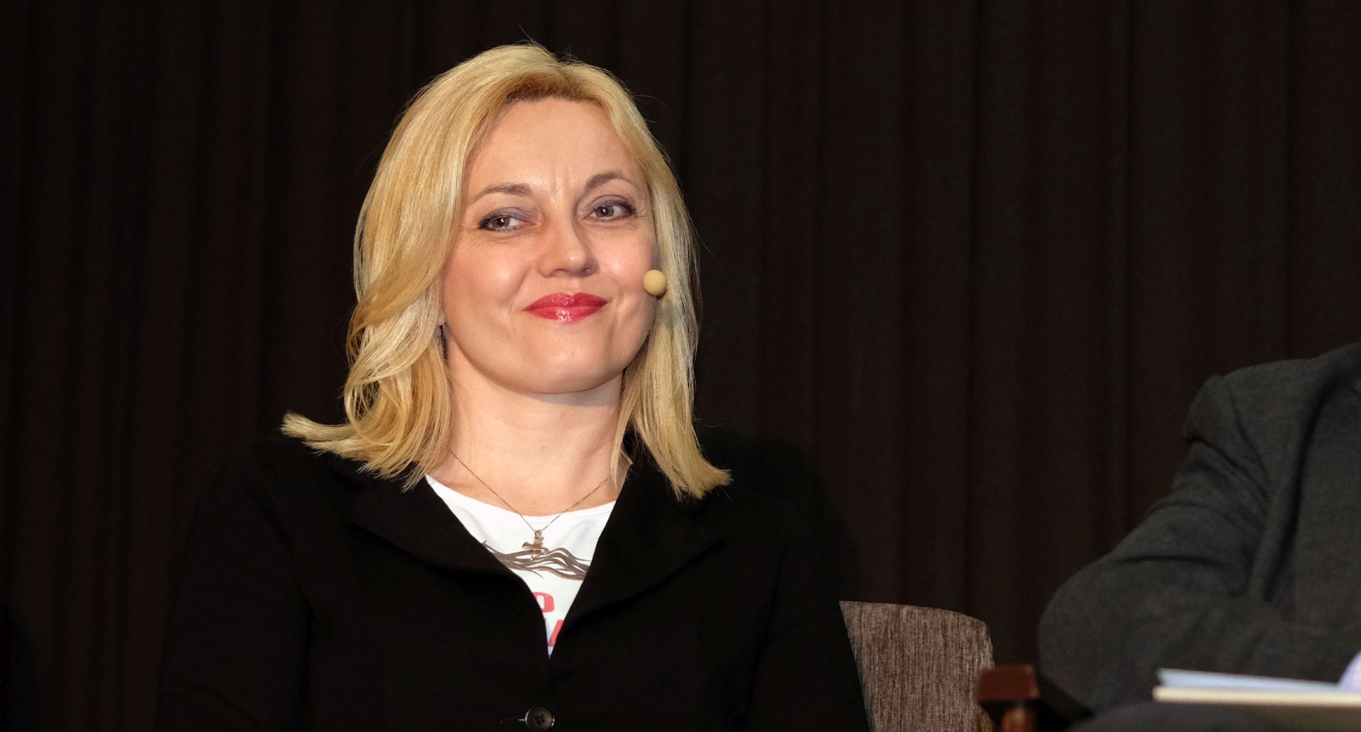 Zagreb, 05.05.2017. -  Skup #MladiEU2017 usmjeren na promicanje parlamentarne demokracije među mladima te njihovo osvješćivanje o važnosti participacije i aktivnog građanstva. Mladi su na interaktivnom panelu postavljali pitanja hrvatskim europarlamentarcima Dubravki Šuici, Toninu Piculi, Marijani Petir i Davoru Škrlecu na temu budućnosti Europe, digitalne komunikacije i mladih kao aktivnih građana.
Na fotografiji Marijana Petir.
foto HINA/ Edvard ŠUŠAK/ es