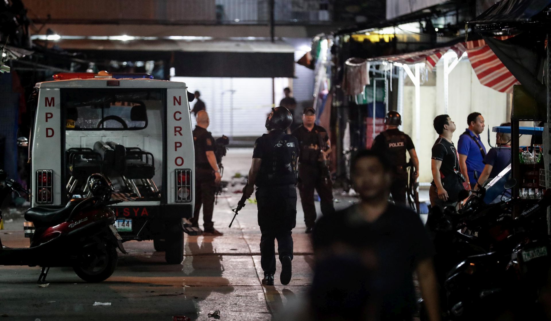 epa05946638 Members of a police bomb squad and a SWAT team secure an area after an explosion in Manila, Philippines, 06 May 2017. According to initial reports two people were killed and four others injured in the explosion. A second explosion occurred three hours later with police still investigating the scenes.  EPA/MARK R. CRISTINO