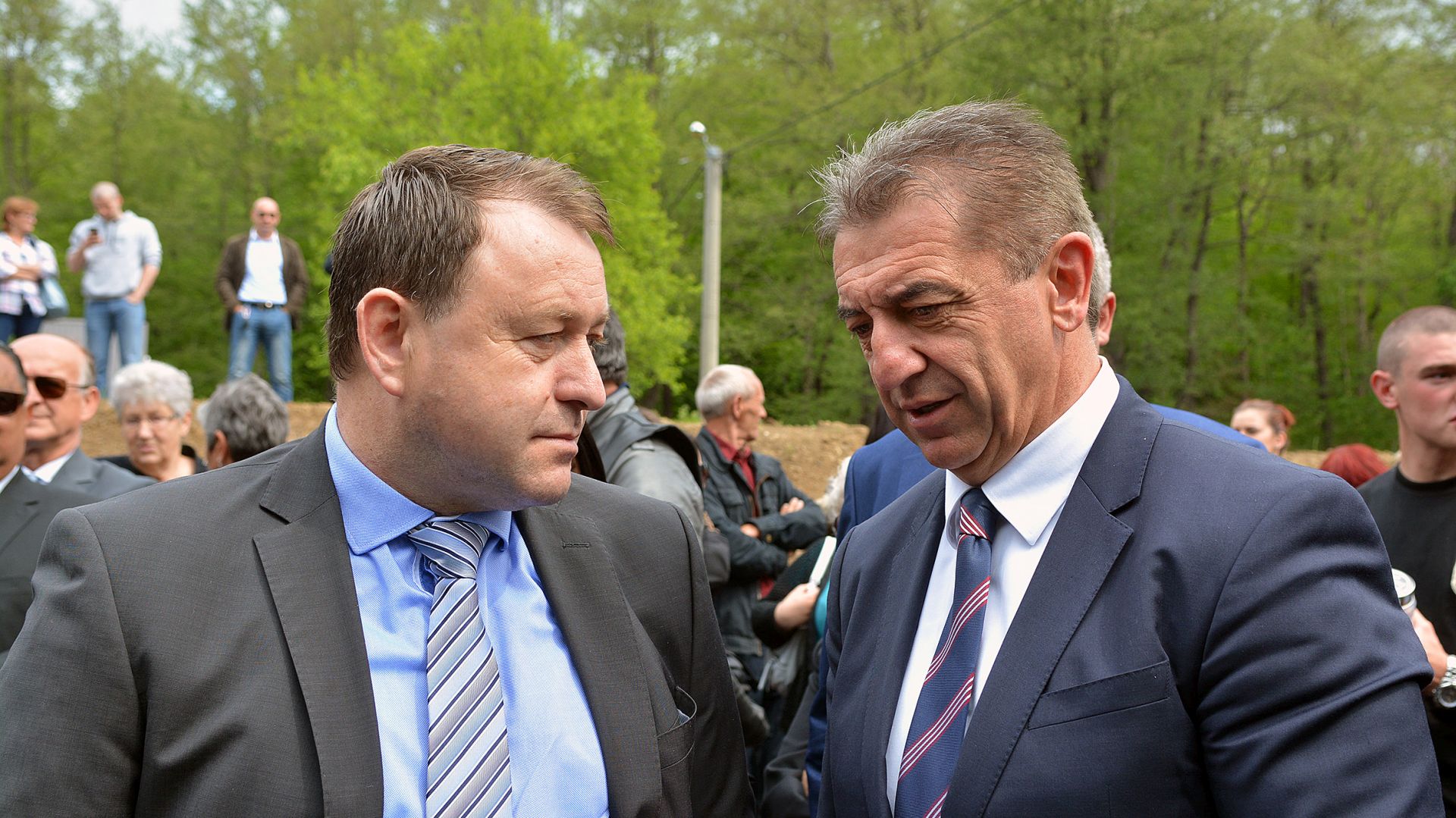 RIZVANUA/ GOSPIÆ, 12.05.2017 - Otkrivanje Spomen obiljeja "Velebitskim junacima" u spomen na 26 poginulih pripadnika specijalne policije na Velebitu tijekom ratnih operacija u Domovinskom ratu. Na slici  Ante Deur i Darko Milinoviæ.
foto HINA/ Mladen VOLARIÆ/ ik