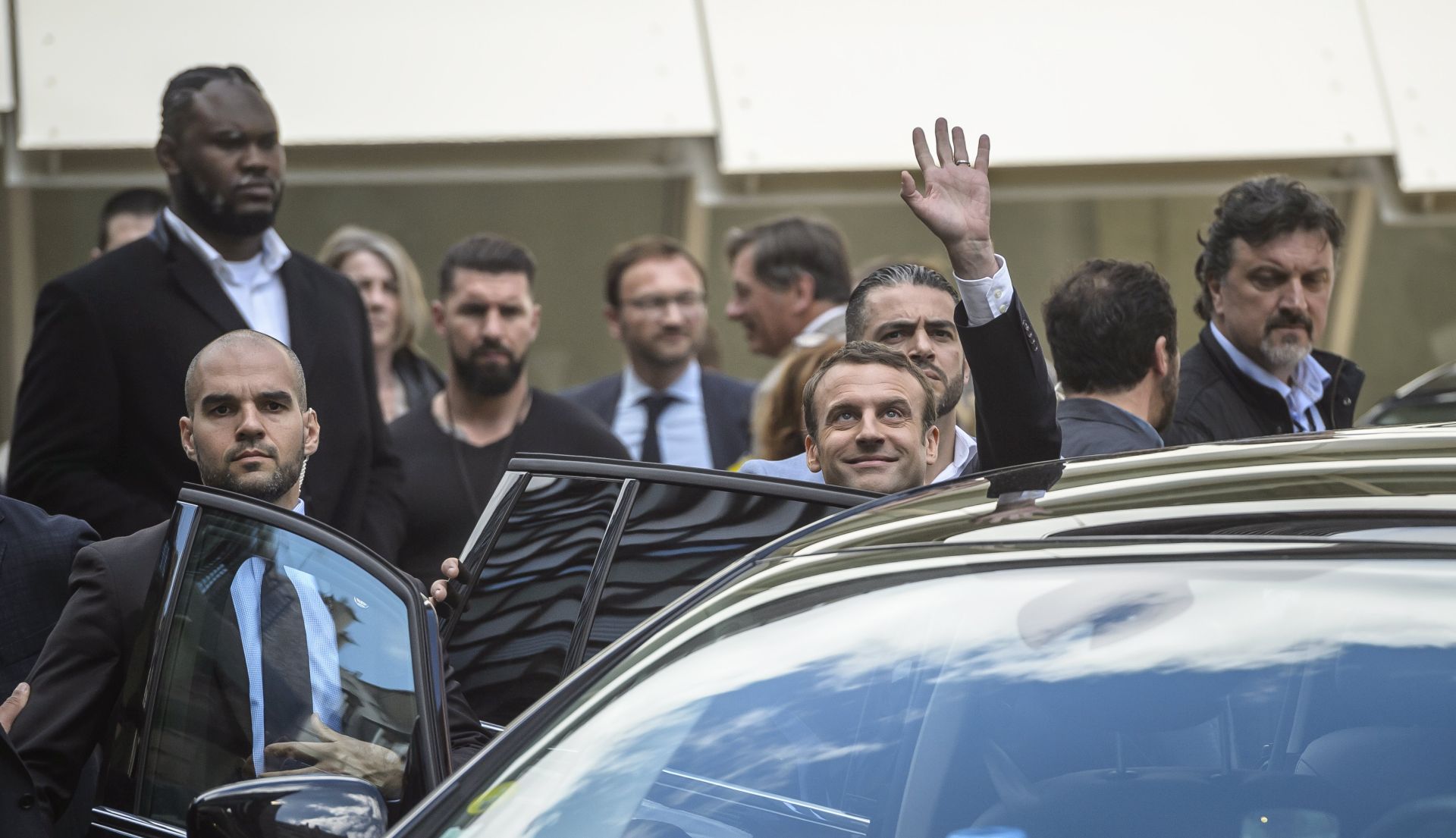 epa05960963 French president-elect Emmanuel Macron (C) waves as he leaves after attending an information meeting for La Republique En Marche (Republic Onwards!) party candidates for the legislatives elections at the entrance of the Quai Branly museum in Paris, France, 13 May 2017. The two-round parliamentary elections wil take place in France on 11 and 18 June.  EPA/CHRISTOPHE PETIT TESSON