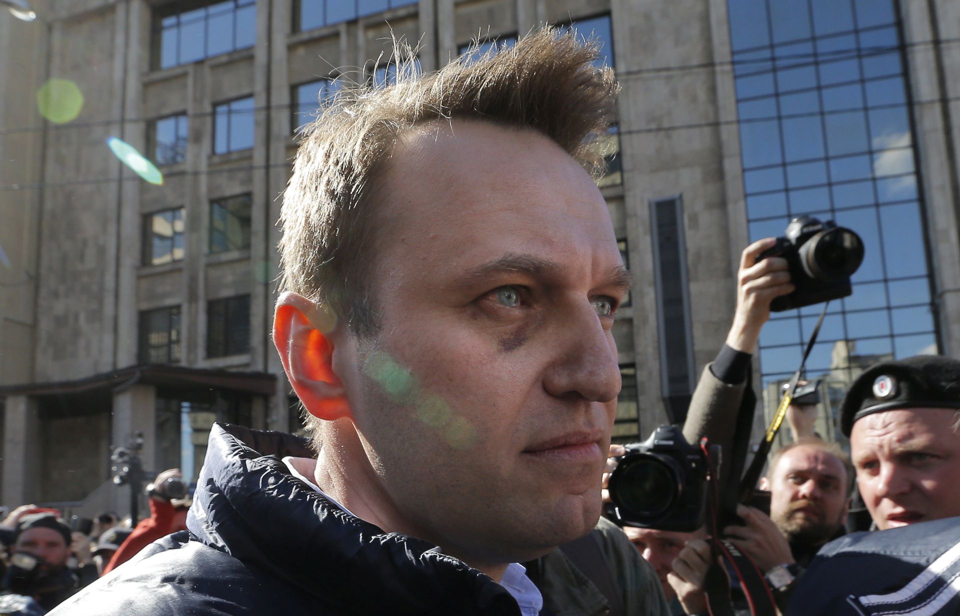 epa05964040 Russian opposition leader Alexei Navalny attends a protest rally against the decision of Moscow mayor Sergei Sobyanin to demolish of Soviet-era apartment blocks and neighbourhoods in Moscow, Russia 14 May 2017. City authorities initiated the vast 57-billion euro programme to demolish of Soviet-era apartment blocks in Moscow.  EPA/MAXIM SHIPENKOV