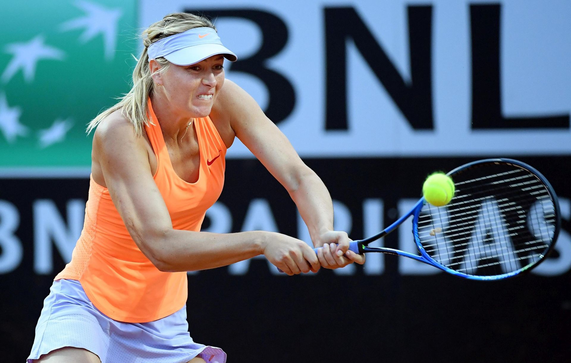 epa05968294 Russian Maria Sharapova returns the ball to Croatian Mirjana Lucic-Baroni during their second round match for the Italian Open tennis tournament at the Foro Italico in Rome, Italy, 16 May 2017.  EPA/CLAUDIO ONORATI