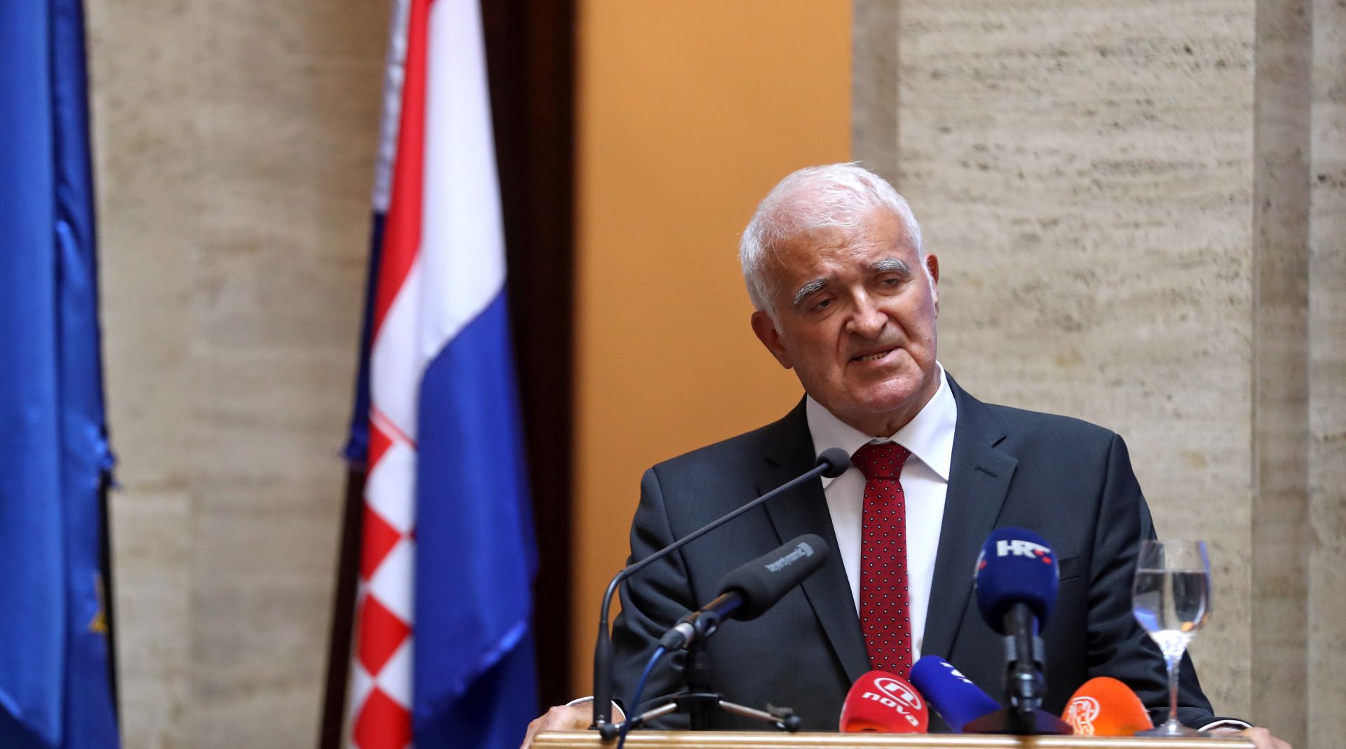 Zagreb, 19.05.2017 - Predsjednik Europskog parlamenta Antonio Tajani koji je stigao u slubeni posjet Republici Hrvatskoj, odrao je govor o buduænosti Europe u Hrvatskoj akademiji znanosti i umjetnosti. Na slici predsjednik HAZU-a Zvonko Kusiæ.
foto HINA/ Damir SENÈAR /ds