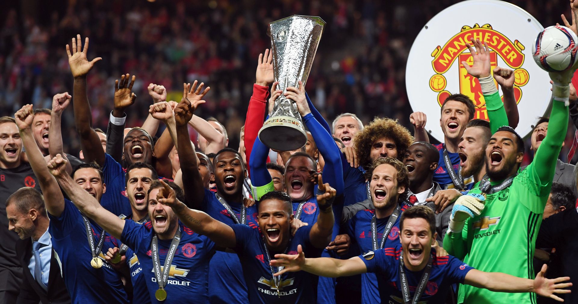 epa05987782 Manchester United's Wayne Rooney (C) lifts the trophy as his teammates celebrate after the UEFA Europa League final between Ajax Amsterdam and Manchester United at Friends Arena in Stockholm, Sweden, 24 May 2017. ManU won 2-0.  EPA/GEORGI LICOVSKI
