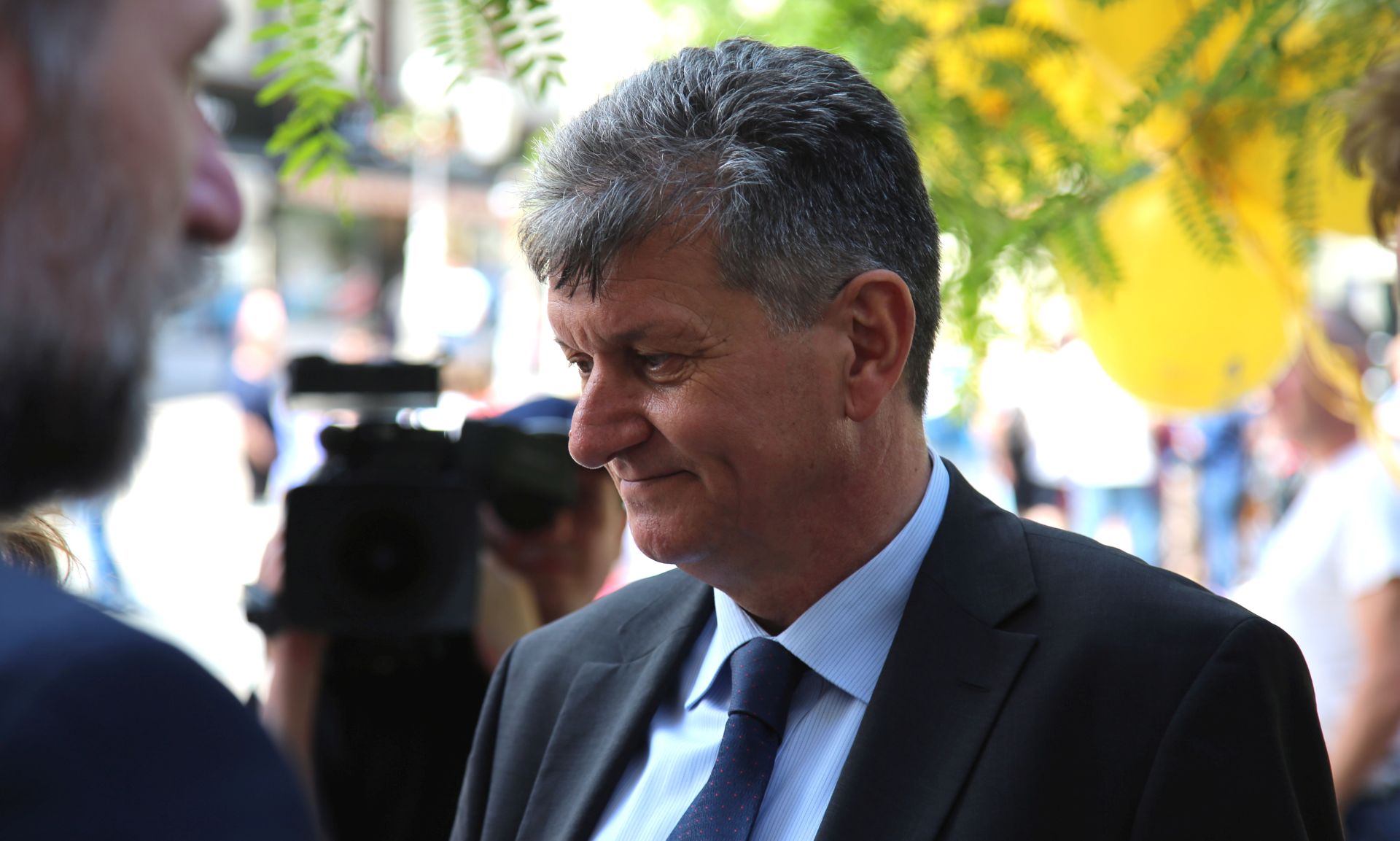 Zagreb, 26.05.2017. - Sveèano obiljeavanje Nacionalnog dana darivanja i presaðivanja organa i tkiva i deseta obljetnica èlanstva Hrvatske u Eurotransplantu, meðunarodne organizacije za dodjelu i razmjenu organa. Program za javnost "Umijeæe darivanja" s ciljem senzibiliziranja i razvijanja kulture darivanja odran je na Trgu bana Josipa Jelaèiæa. Ministar zdravstva Milan Kujundiæ (na fotografiji) posjetio je info pult Ministarstva zdravstva gdje mu se pridruio i ministar znanosti i obrazovanja Pavo Bariiæ. foto HINA /Zvonimir KUHTIÆ/ zk