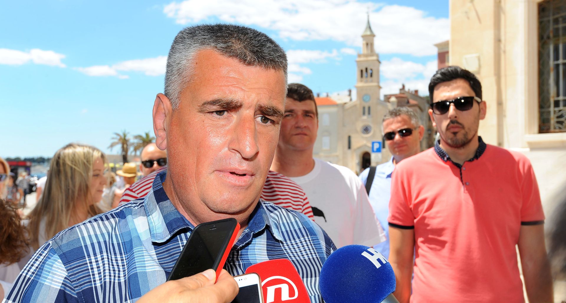 Split, 28.5.2017 - Kandidat Mosta za upana Splitsko-dalmatinskog Miro Bulj u nedjelju je na Rivi pozvao svog protukandidata Blaenka Bobana (HDZ) na javno suèeljavanje, te upozorio da je u malim mjestima te upanije, gdje nema drugog kruga izbora, bilo kraðe glasova pozvavi civilne organizacije na kontrolu biraèkih odbora i na zatitu graðana od uzurpacije glasova.
foto HINA/ Mario STRMOTIÆ/ ua