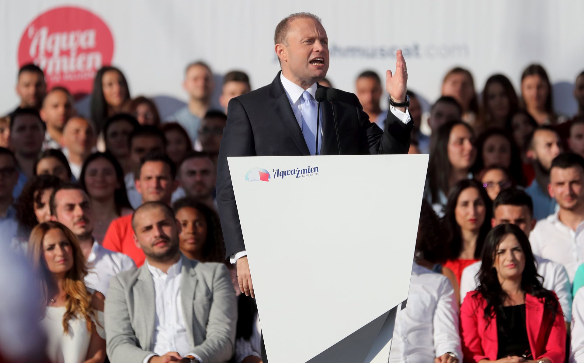 epa05996161 Malta Prime Minister and Malta Partit Laburista (Labour Party) leader Joseph Muscat (C) speaks during the PL mass meeting in Floriana, Malta, 28 May 2017. Malta will hold a general election on 03 June 2017.  EPA/DOMENIC AQUILINA