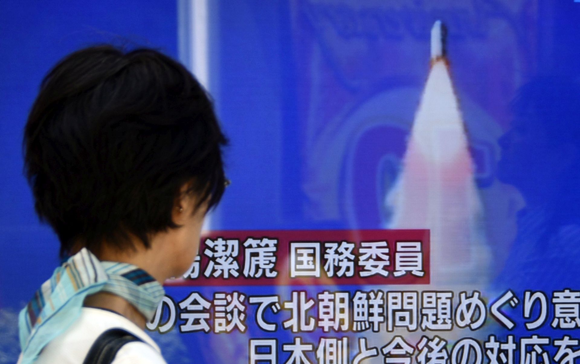epa05996808 A pedestrian looks at a TV screen on a street broadcasting news of North Korea's missile launch in Tokyo, Japan, 29 May 2017. According to South Korea's Joint Chiefs of Staff, North Korea launched what is believed to be a Scud-type ballistic missile on 29 May that flew around 450km towards the Sea of Japan. The missile fell into Japan's exclusive economic zone in the Sea of Japan, according to Japanese Chief Cabinet Secretary Yoshihide Suga.  EPA/FRANCK ROBICHON
