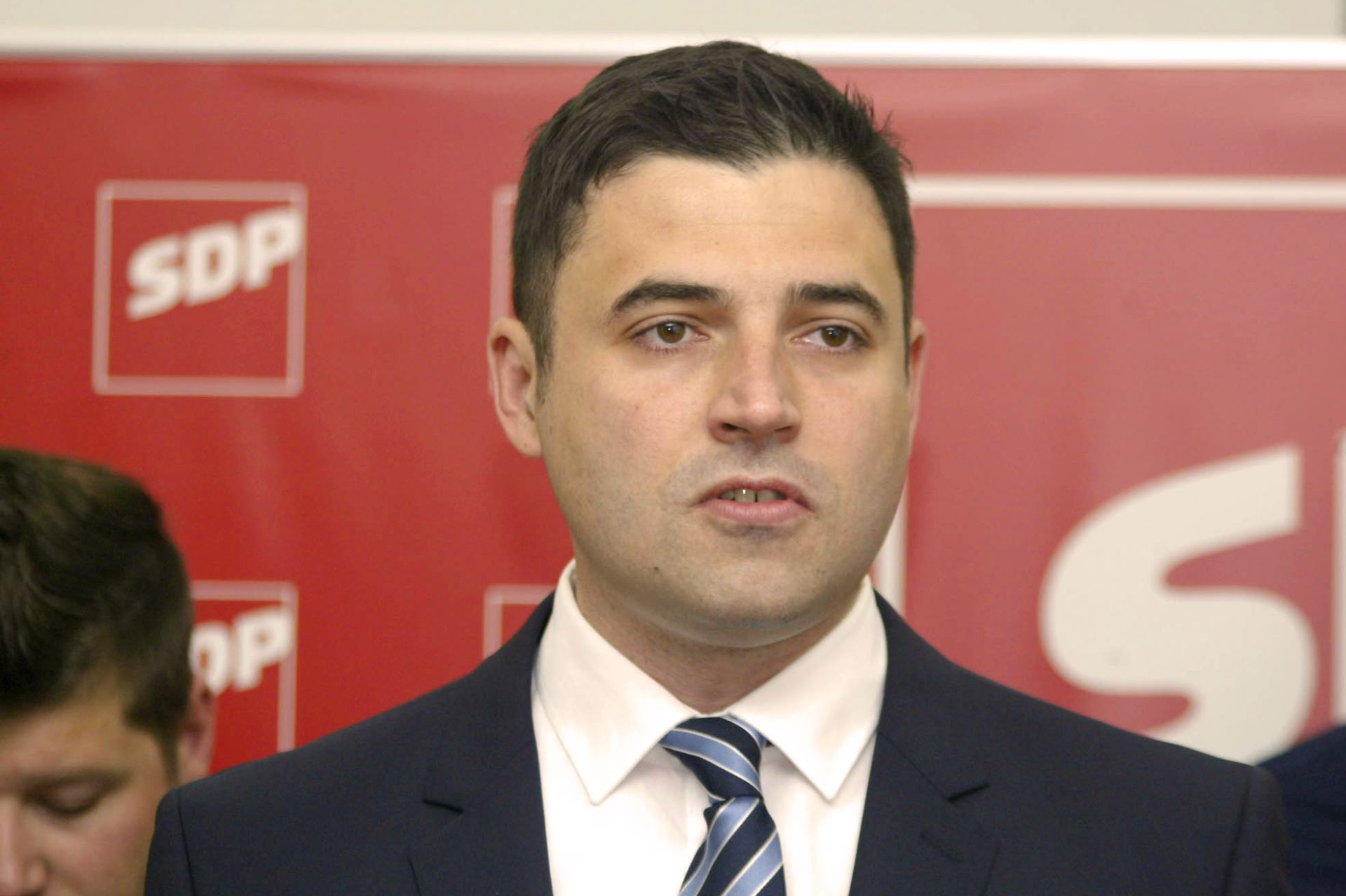 Rijeka, 30.05.2017. - upanijski SDP predstavio svoje kandidate za drugi krug lokalnih izbora. Predstavljanju je nazoèio i predsjednik SDP-a Davor Bernardiæ. Na fotografiji Davor Bernardiæ.
foto HINA / Miljenko KLEPAC / ml