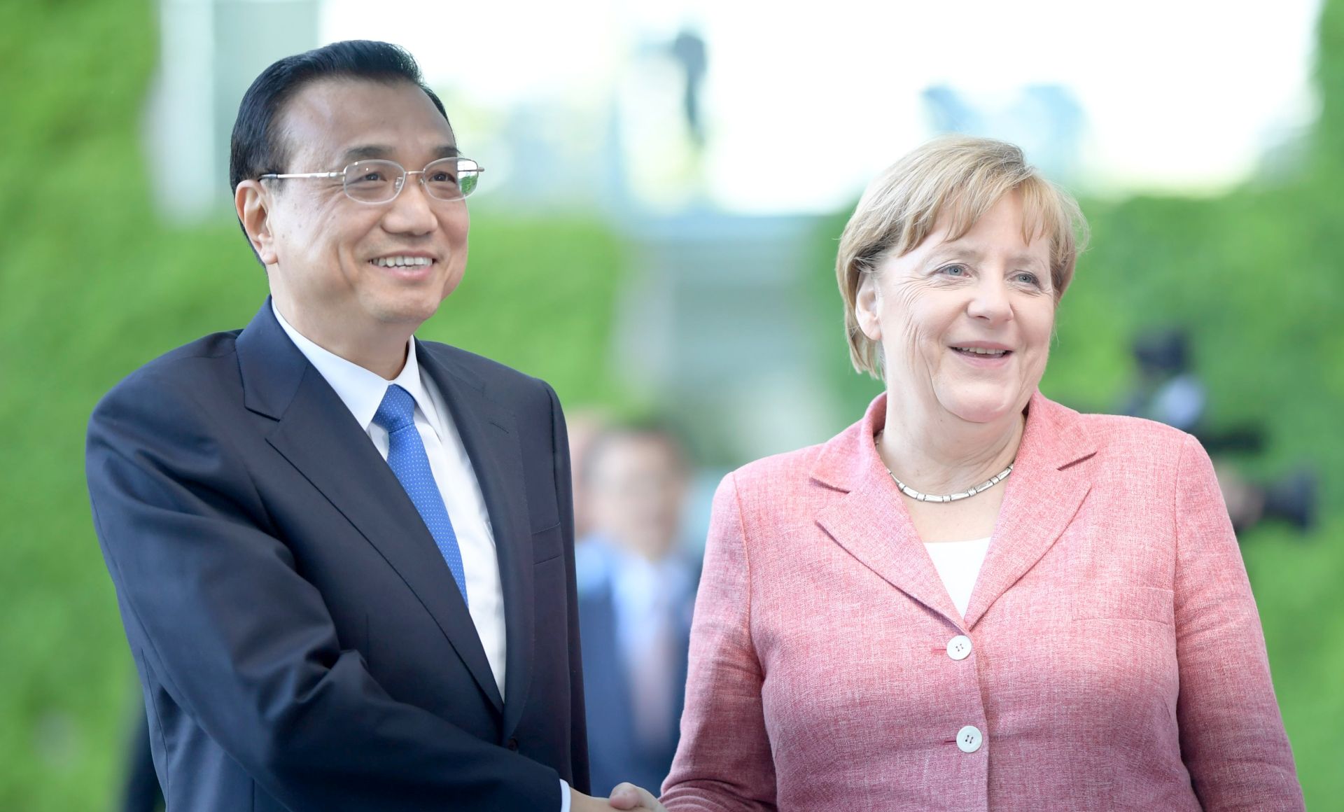 epa06001764 German Chancellor Angela Merkel (R) and Chinese Prime Li Keqiang shake hands in the Chancellery in Berlin, Germany, 31 May 2017. Merkel and Li will meet later together with the Chinese ministers and their German counterparts. The bilateral and economic relations, foreign policy issues and the G20 summit in July will be discussed. Li visits Germany until 01 June 2017.  EPA/CLEMENS BILAN