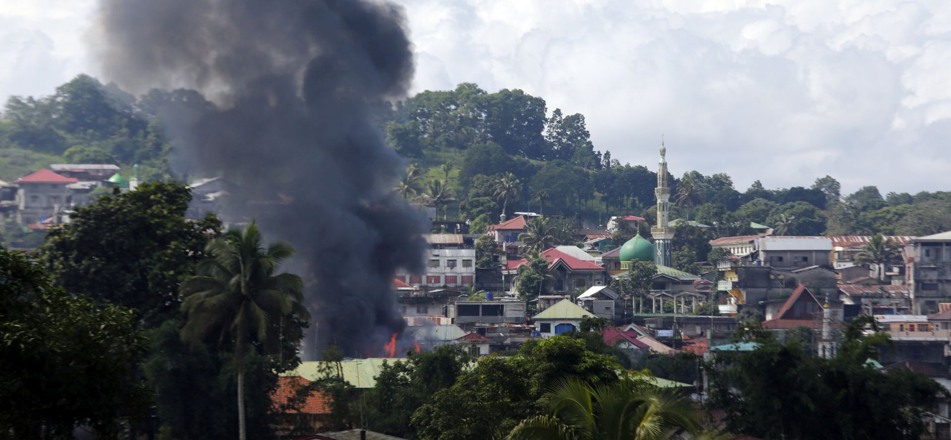 epa06002580 Smoke rises from a fire after an air strike inside the conflict area as fighting between Islamist militants and government forces continues in Marawi city, Mindanao island, southern Philippines, 01 June 2017. According to reports quoting the Philippines Defense Ministry on 01 June 2017, ten soldiers have been killed in a 'friendly fire' military air strike during government efforts to gain control of the city from militants allied to the so-called Islamic State (IS or ISIS, ISIL). Other eight soldiers were also reportedly wounded in a 'friendly fire' a day earlier.  EPA/FRANCIS R. MALASIG