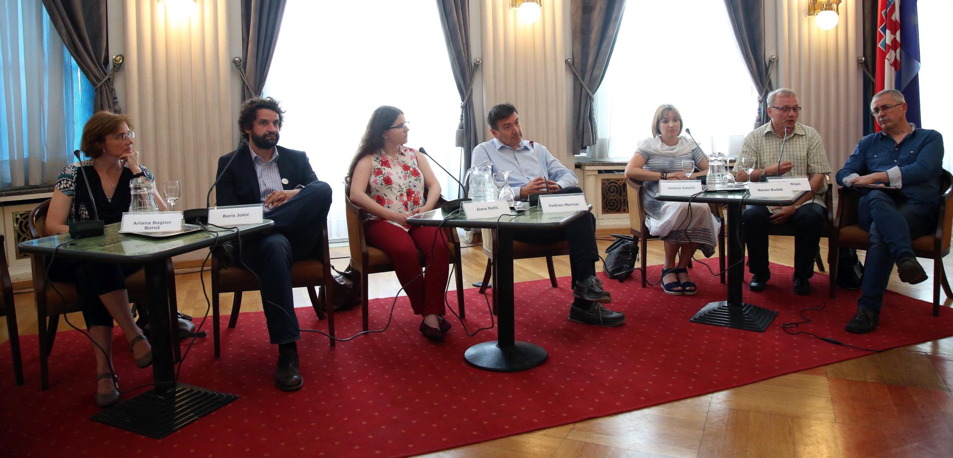 Zagreb, 01.06.2017. -  GOOD inicijativa organizira okrugli stol "Hrvatska moe bolje! - Godinu dana poslije" na kojem æe se raspravljati o pitanju gdje se Hrvatska trenutno nalazi s obrazovnom reformom, to se u podruèju obrazovanja promijenilo nakon to je veliki broj graðana dao podrku obrazovnoj reformi te naglasilo vanost obrazovanja za razvoj drutva u cijelosti. Okrugli stol odrava se u povodu prosvjedne akcije "Èekajuæi tramvaj zvan obrazovna reforma". Na fotografiji (L-D, sjede) Arijana Bogner Boro, Boris Jokiæ, Alma Ðafiæ, Vedran Mornar, Helena Valeèiæ, Neven Budak i eljko Stipiæ. foto HINA /Zvonimir KUHTIÆ/ zk