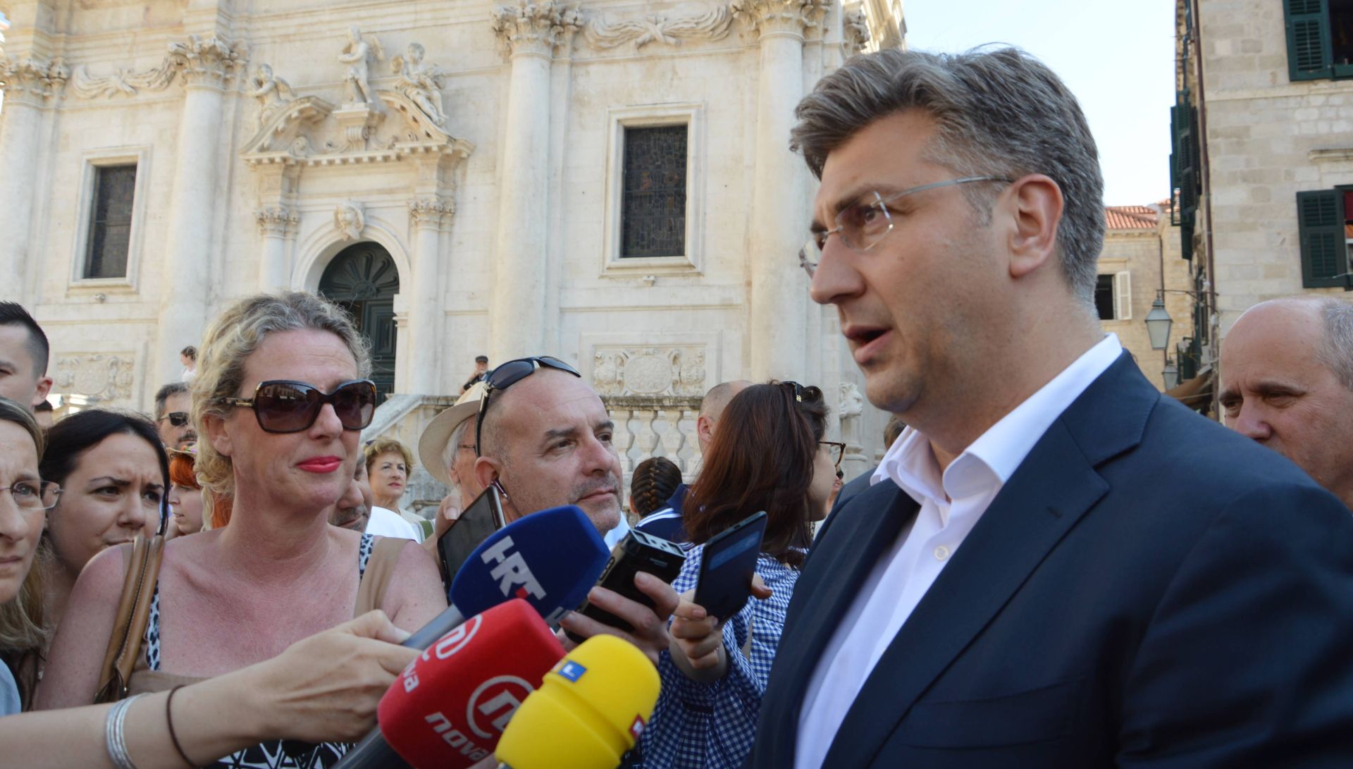 Dubrovnik, 01.06.2017. - Premijer RH i predsjednik HDZ-a Andrej Plenković komentirao je u četvrtak u Dubrovniku izjavu jednog od čelnih ljudi Sberbanka Maksima Poletaeva o tome da ta banka više neće financirati Agrokor, rekavši kako izvanredni povjerenik pregovara s brojnim bankama te kako će se uskoro naći novo rješenje o kreditiranju.
Na fotografiji Andrej Plenković.
foto HINA/ Nikša MILETIĆ/ es