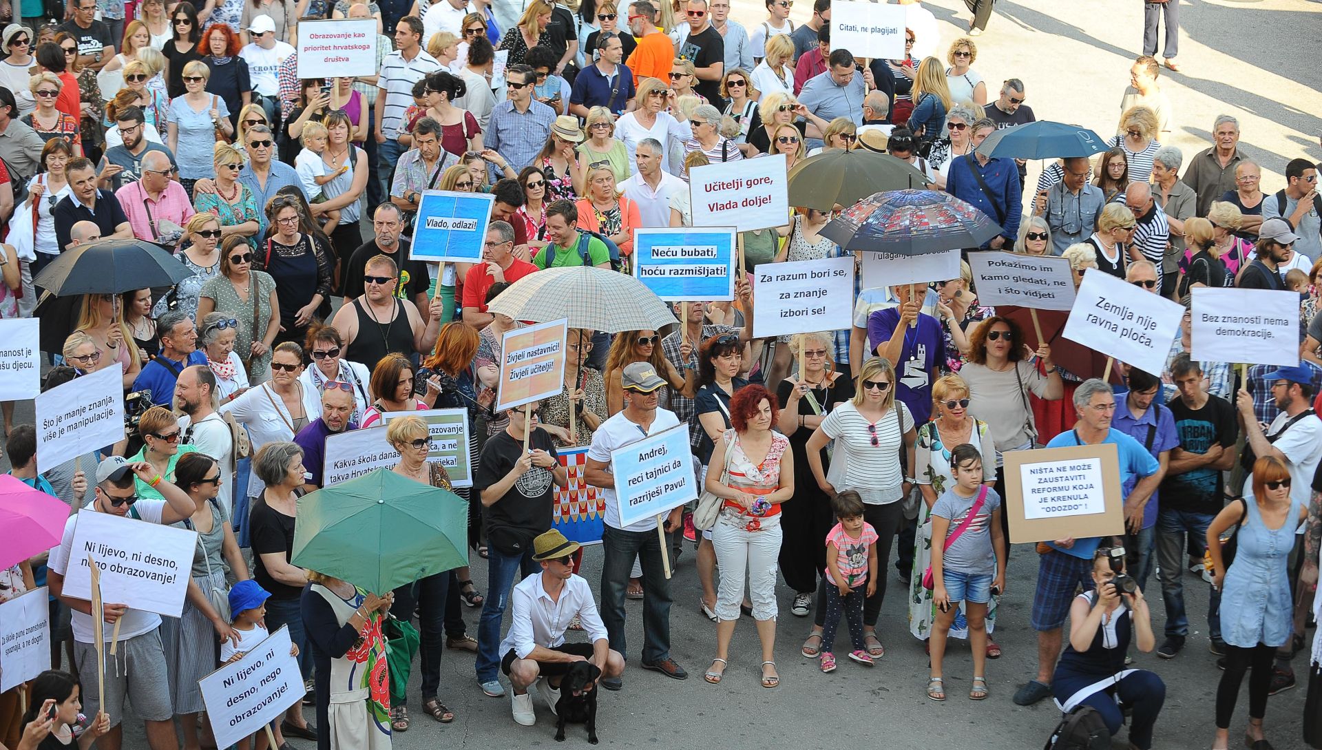 Split, 01.06.2017. - Prosvjedna akcija "Čekajući tramvaj zvan obrazovna reforma" u Splitu. GOOD inicijativa zahtijeva razrješenje ministra znanosti i obrazovanja Pave Barišića, predsjednice povjerenstva za provedbu Strategije znanosti, obrazovanja i tehnologije Dijane Vican te ponavljanje natječaja za voditelja i članove ERS-a. Prosvjed se organizira i u Splitu, Rijeci, Zadru i Poreču.
foto HINA/ Mario STRMOTIĆ/ es