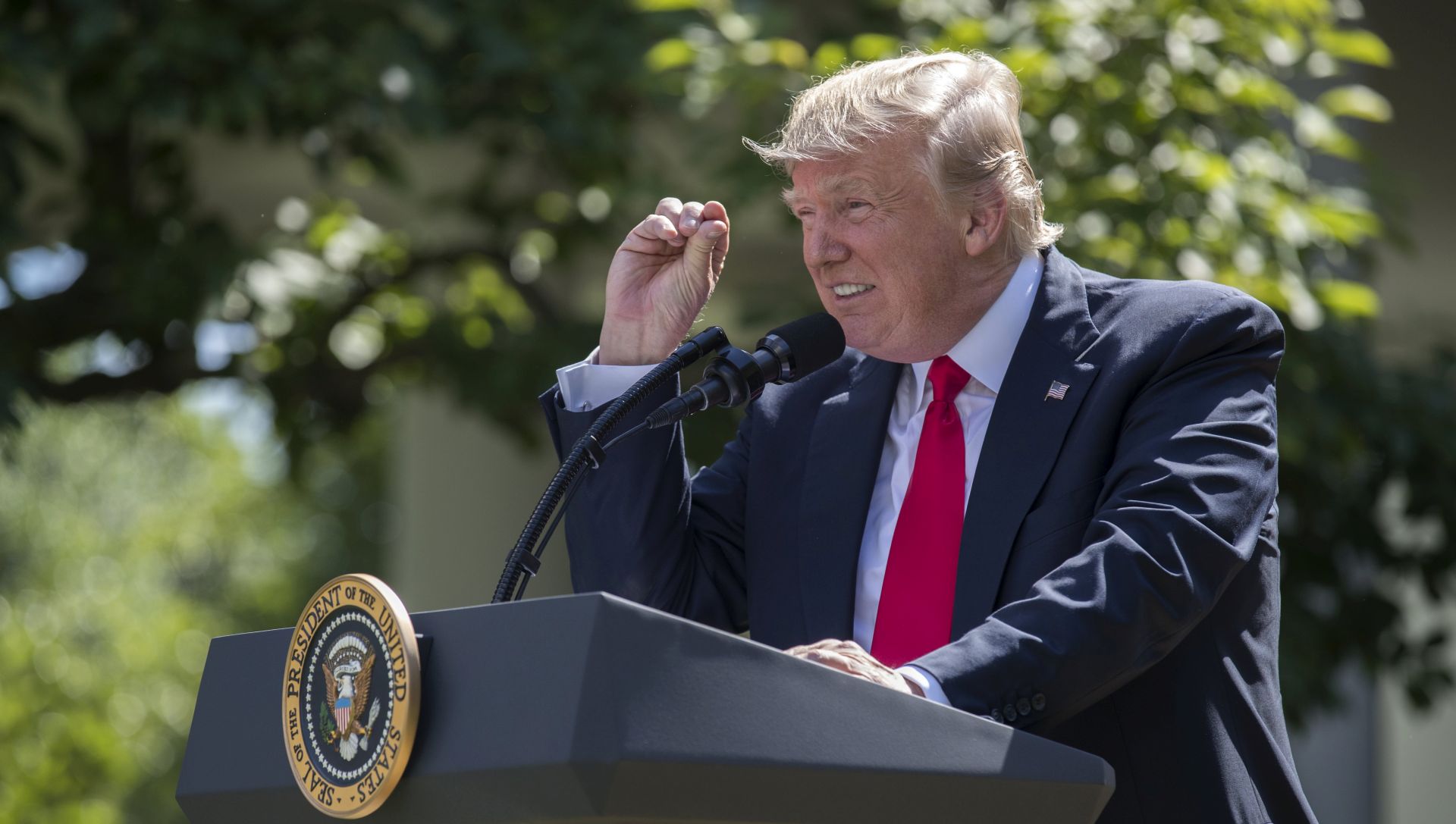 epa06004461 US President Donald J. Trump announces that the US is withdrawing from the Paris climate accord during a Rose Garden event at the White House in Washington, DC, USA, 01 June 2017.  EPA/SHAWN THEW