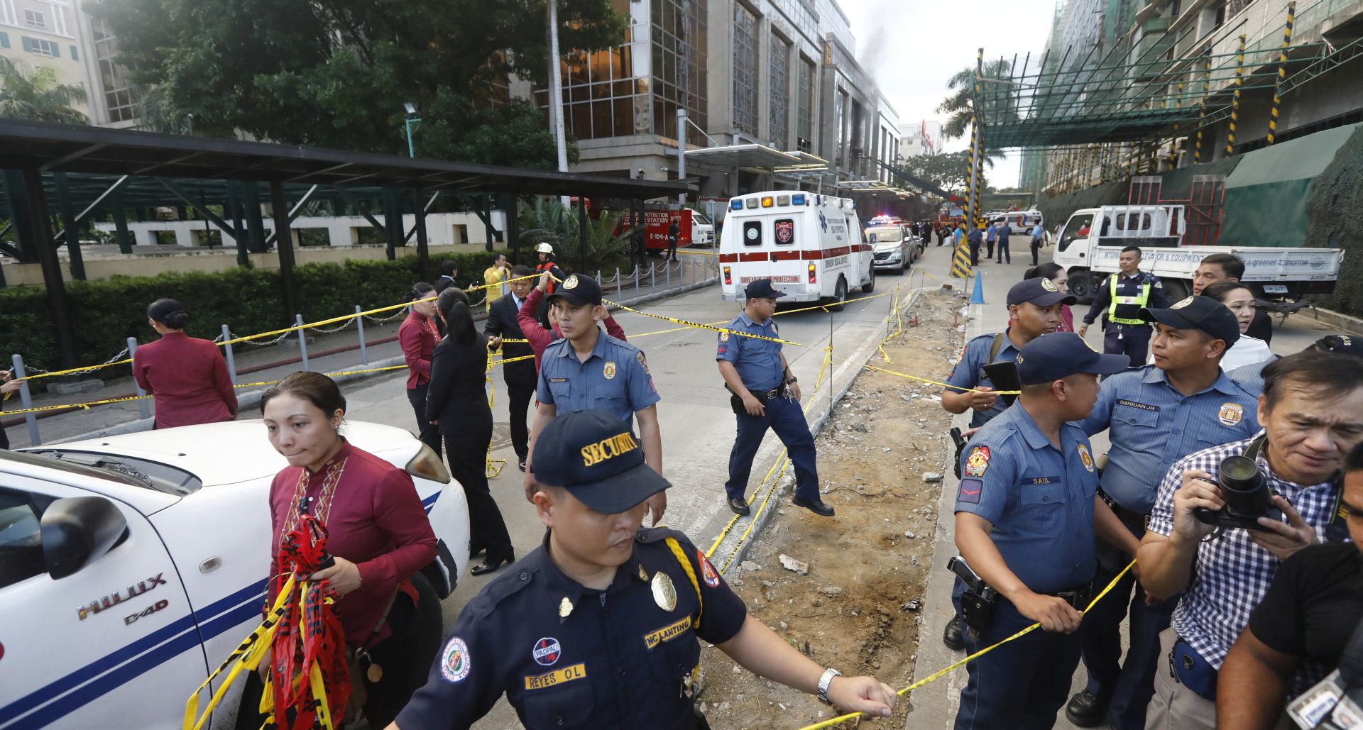 epa06004645 Philippines police and private security secure the vicinity of the Resorts World Manila hotel and casino complex in Pasay City, south of Manila, Philippines 02 June 2017. Police responded following gunshots that rang out at Resorts World, as security forces continue to pursue leads in locating at least one reported armed suspect.  EPA/ROLEX DELA PENA