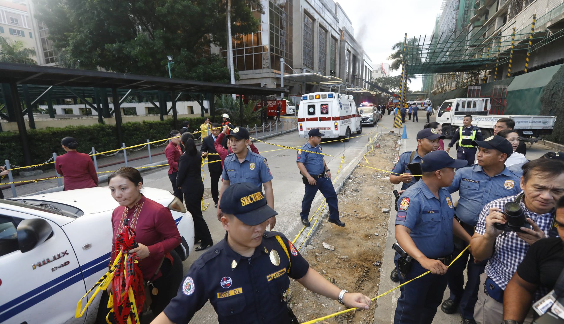 epa06004645 Philippines police and private security secure the vicinity of the Resorts World Manila hotel and casino complex in Pasay City, south of Manila, Philippines 02 June 2017. Police responded following gunshots that rang out at Resorts World, as security forces continue to pursue leads in locating at least one reported armed suspect.  EPA/ROLEX DELA PENA