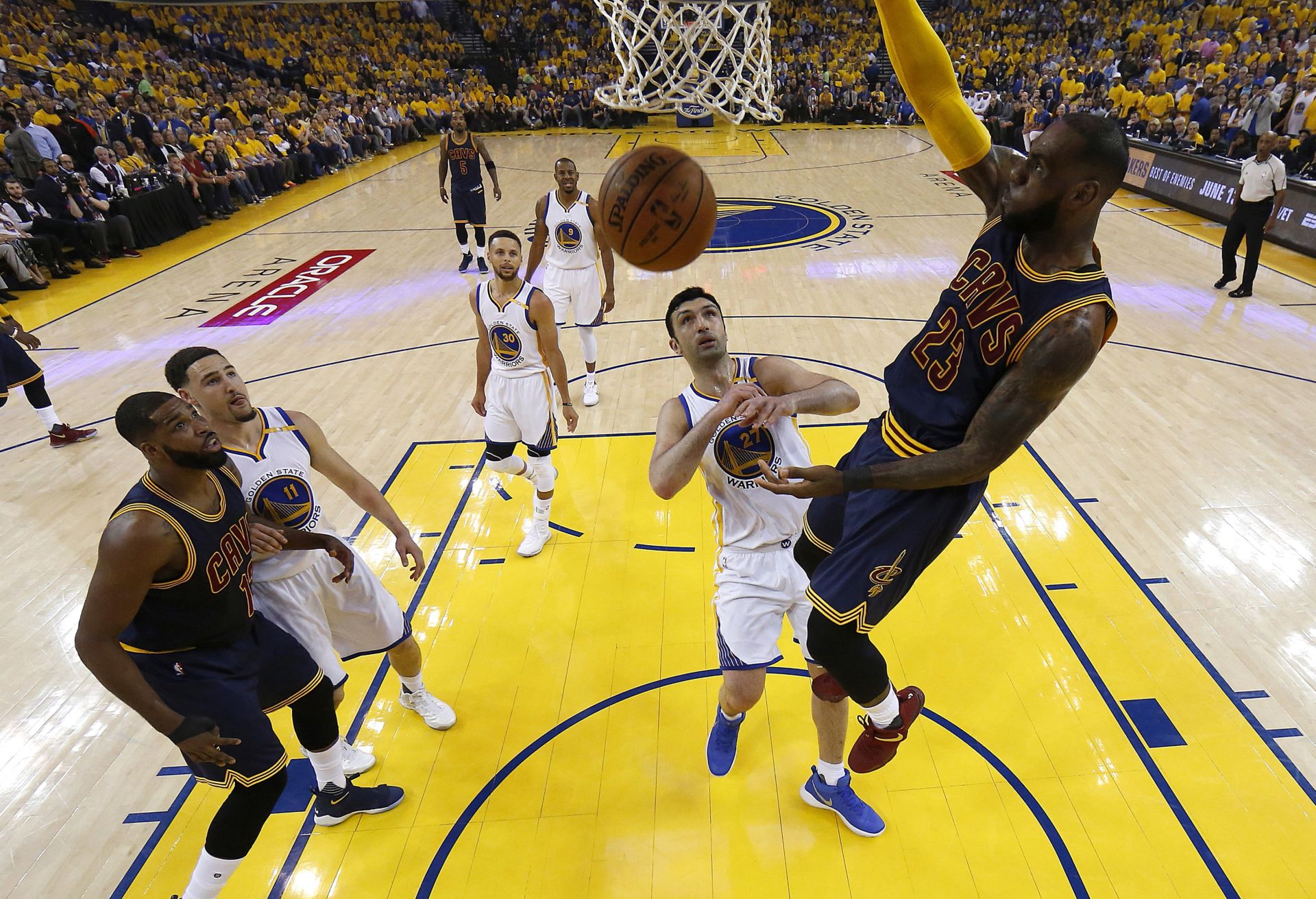 epa06004911 Cleveland Cavaliers forward LeBron James (R) dunks the ball against the Golden State Warriors in the first half of the NBA Finals basketball game one between the Golden State Warriors and the Cleveland Cavaliers at Oracle Arena in Oakland, California, USA, 01 June 2017.  EPA/MARCIO JOSE SANCHEZ / POOL