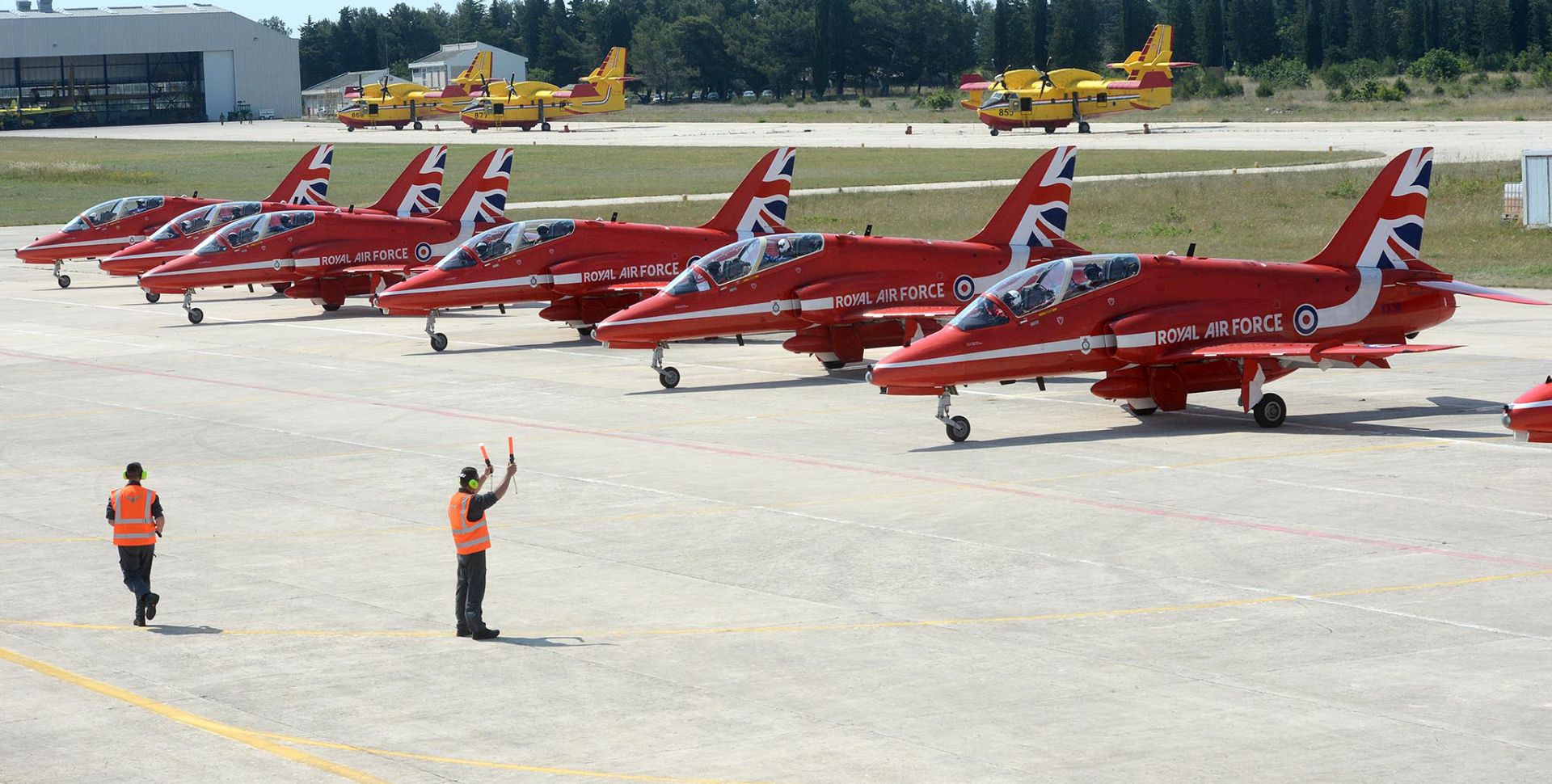 Zemunik, 02.06.2017. - Akrobatska grupa RAF (Royal Air Force) "Red Arrows" iz Ujedinjenog Kraljevstva Velike Britanije i Sjeverne Irske posjetila je akrobatsku grupu "Krila Oluje" u 93. zrakoplovnoj bazi Hrvatskog ratnog zrakoplovstva i protuzraène obrane (HRZ i PZO) u vojarni "Pukovnik Mirko Vukuiæ" u Zemuniku.
foto HINA / ml