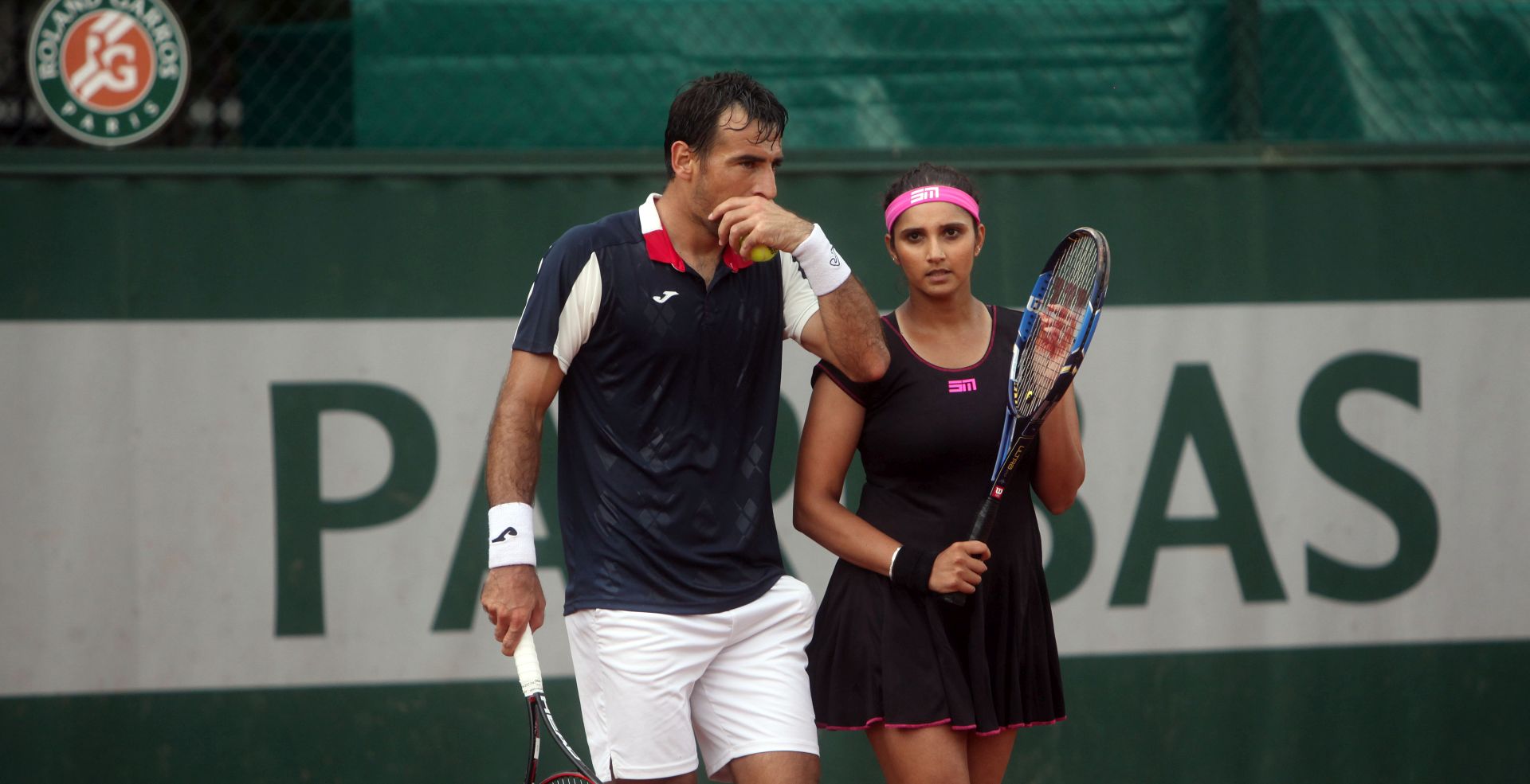 Pariz, 02.06.2017.- Na Roland Garrosu u prvom kolu mješovitih parova, Sania Mirza (IND) i Ivan Dodig pobijedili su hrvatski mješoviti par Dariju Jurak i Matu Pavića 7:5, 6:3. 
Na fotografiji Ivan Dodig, Sania Mirza.
foto HINA/HTS