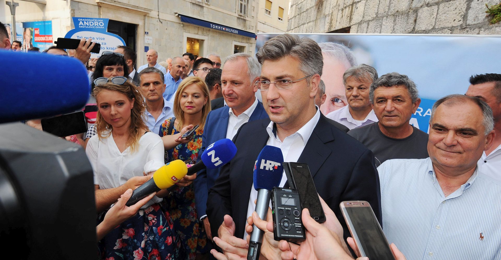 Split, 02.06.2017.- Predsjednik HDZ-a Andrej Plenković i kandidat za splitsko-dalmatinskog župana Blaženko Boban sudjelovali su na predizbornim aktivnostima u Splitu, gdje su dali potporu HDZ-ovom  kandidatu za gradonačelnika Andri Krstuloviću Opari.
foto HINA/ Mario STRMOTIĆ/ es