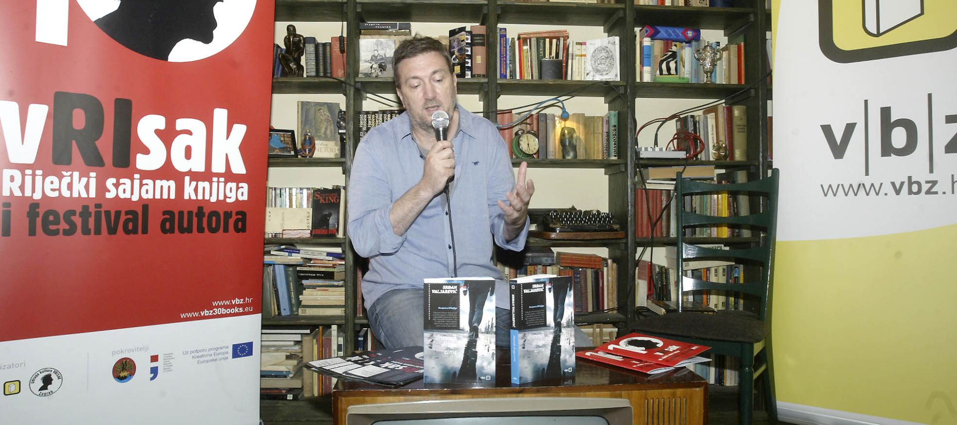Rijeka, 02.06.2017. - U sklopu 10. vRIska u petak je u Book caffeu Dnevni boravak u Rijeci predstavljena knjiga beogradskog autora Srđana Valjarevića, "Dnevnik druge zime". Kako zbog zdrastvenih problema autor nije prisustvovao prezentaciji knjigu je predstavio Drago Glamuzina iz VBZ-a.
foto HINA/ Miljenko KLEPAC/ es