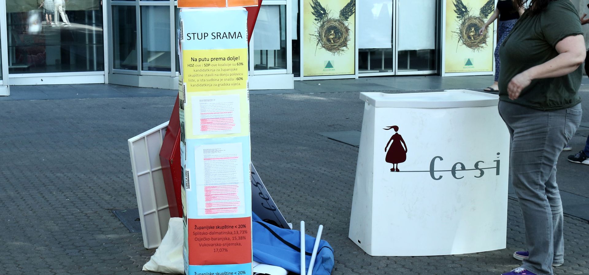 Zagreb, 3.6.2017 - Centar za edukaciju, savjetovanje i istraživanje (CESI) i inicijativa Seksizam naš svagdašnji organizirali su akciju "Stup srama – lokalno izdanje". 
foto HINA/ Tomislav PAVLEK /tp