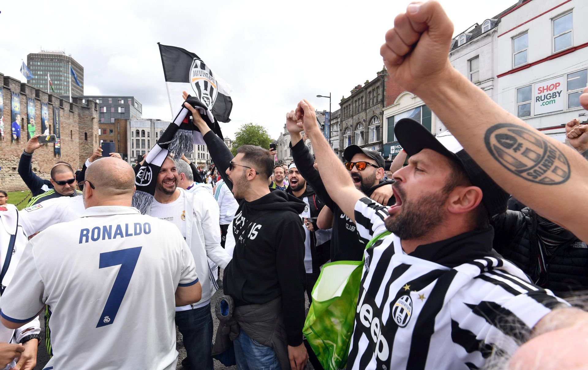 epa06007629 Juventus and Real Madrid supporters face themself friendly shouting their slogans in central Cardiff, Britain, 03 June 2017. Juventus FC will face Real Madrid in the UEFA Champions League soccer final in Cardiff on 03 June 2017.  EPA/DANIEL DAL ZENNARO