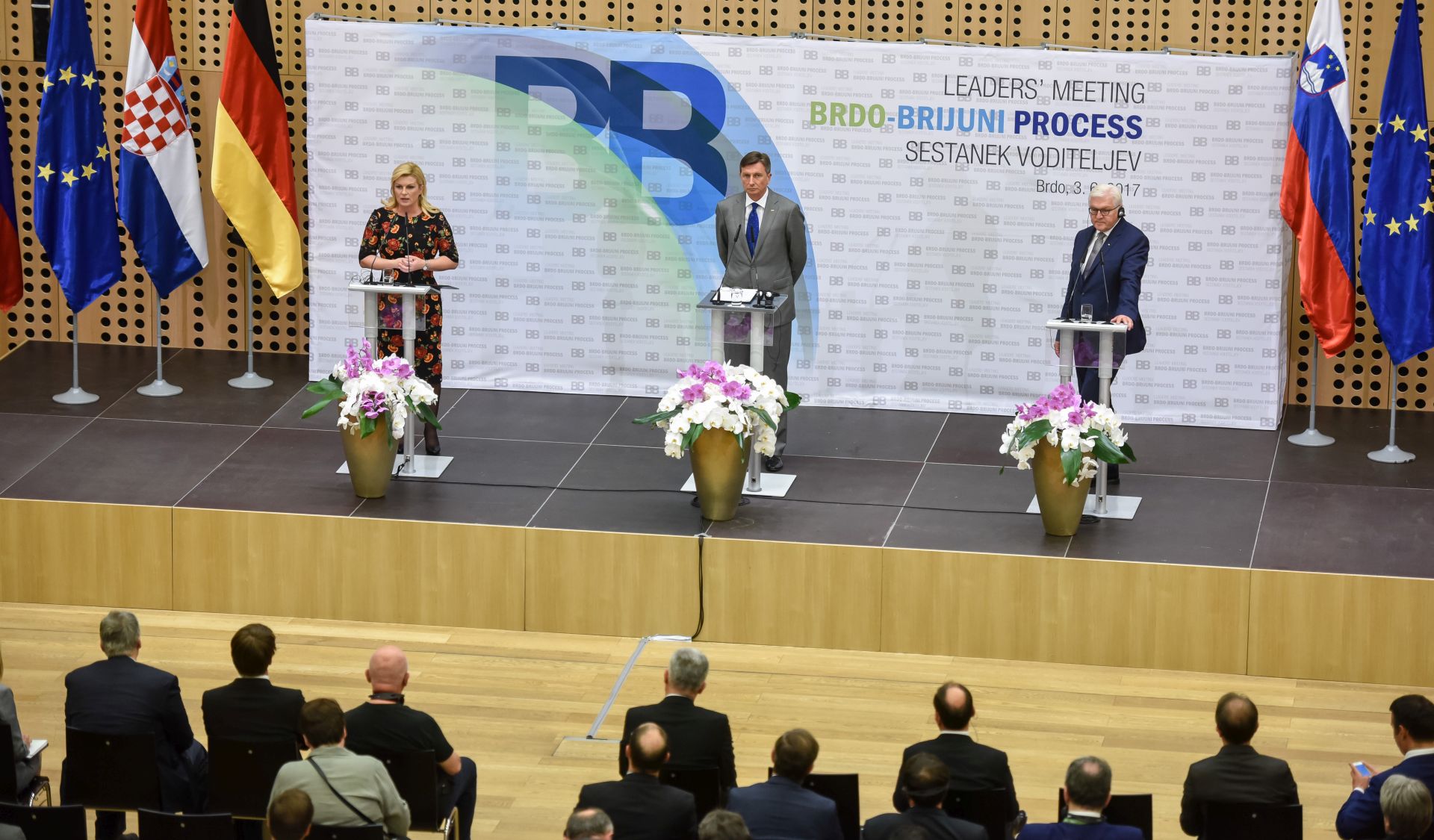Brdo kod Kranja, 3.6.2017. - Konferencija za medije predsjednice Kolinde Grabar-Kitaroviæ, slovenskog predsjednika Boruta Pahora i njemaèkog predsjednika Franka-Waltera Steinmeiera. Na fotografiji Kolinda Grabar-Kitaroviæ, Borut Pahor, Frank-Walter Steinmeier.
foto HINA/ STA/ Neboja Tejiæ/ ml