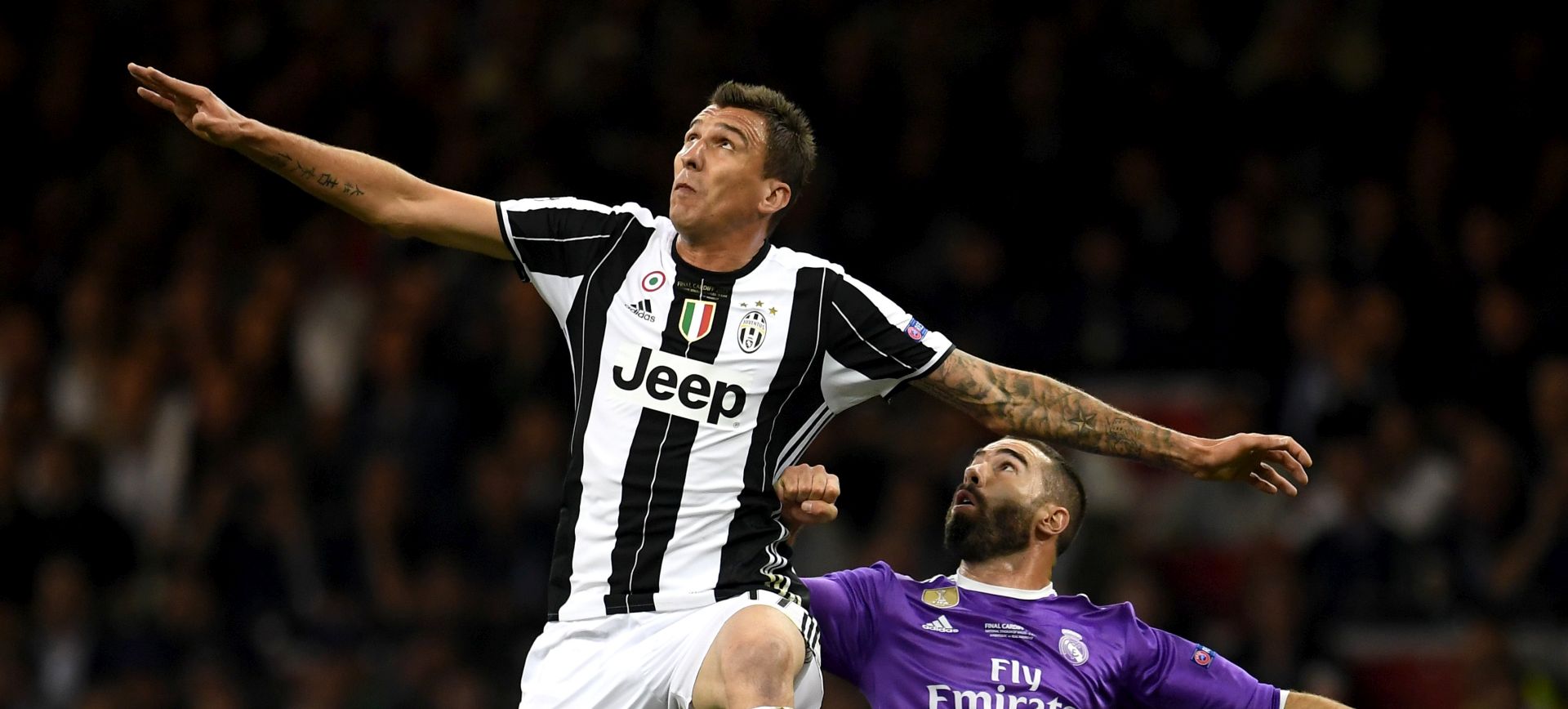 epa06008542 Juventus' Mario Mandzukic (L) vies with Real Madrid's Dani Carvajal during the UEFA Champions League final between Juventus FC and Real Madrid at the National Stadium of Wales in Cardiff, Britain, 03 June 2017.  EPA/ANDY RAIN