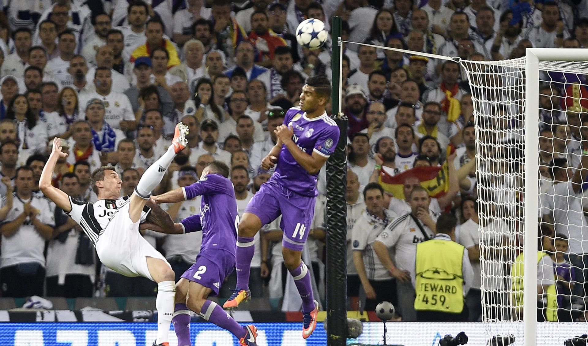 epa06008581 Juventus' Mario Mandzukic (L) scores the 1-1 equalizer during the UEFA Champions League final between Juventus FC and Real Madrid at the National Stadium of Wales in Cardiff, Britain, 03 June 2017.  EPA/GERRY PENNY