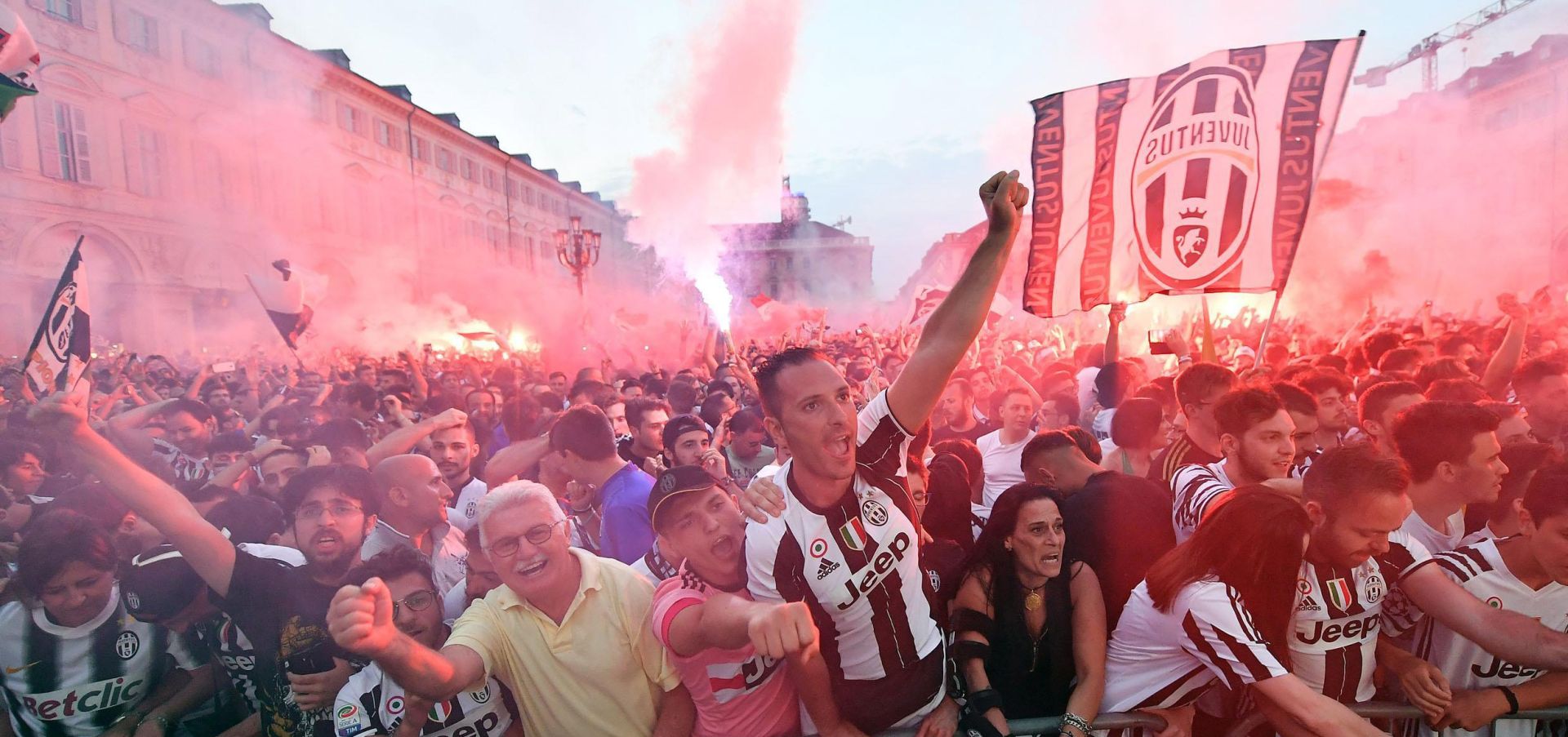 epa06008690 Juventus' supporters watch the UEFA Champions League final soccer match Juventus FC vs Real Madrid CF in San Carlo's Square in Turin, Italy, 03 June 2017.  EPA/ALESSANDRO DI MARCO