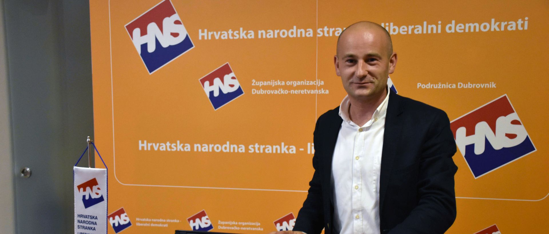 Dubrovnik, 4.6.2017 - Kandidat koalicije HNS-HSLS za gradonaèelnika Dubrovnika Valentin Dujmoviæ osvojio je 39,13 posto glasova, manje od HDZ-ovog protukandidata Mate Frankoviæa. Valentin Dujmoviæ (na slici) zahvalio se Dubrovèanima koji su glasovali te ustanovio kako 40 posto glasova nije malo.
foto HINA/ Nika MILETIÆ/ ua