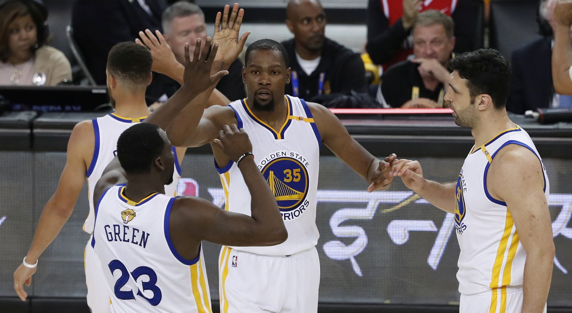epa06011176 Golden State Warriors player Kevin Durant (C) celebrates with teammates Draymond Green (L) and Zaza Pachulia (R) after a basket against the Cleveland Cavaliers in the first half of game two of the NBA Finals basketball game at Oracle Arena in Oakland, California, USA, 04 June 2017.  EPA/JOHN G. MABANGLO
