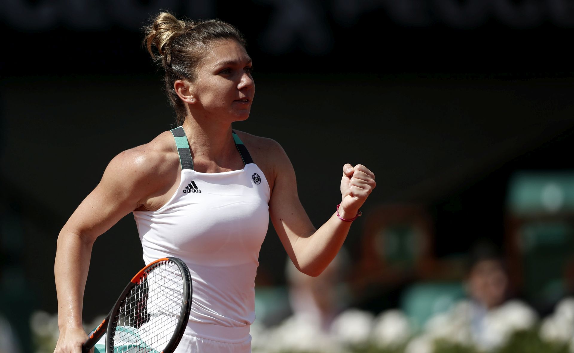 epa06011499 Simona Halep of Romania reacts as she wins against Carla Suarez Navarro of Spain during their women’s singles 4th round match during the French Open tennis tournament at Roland Garros in Paris, France, 05 June 2017.  EPA/IAN LANGSDON