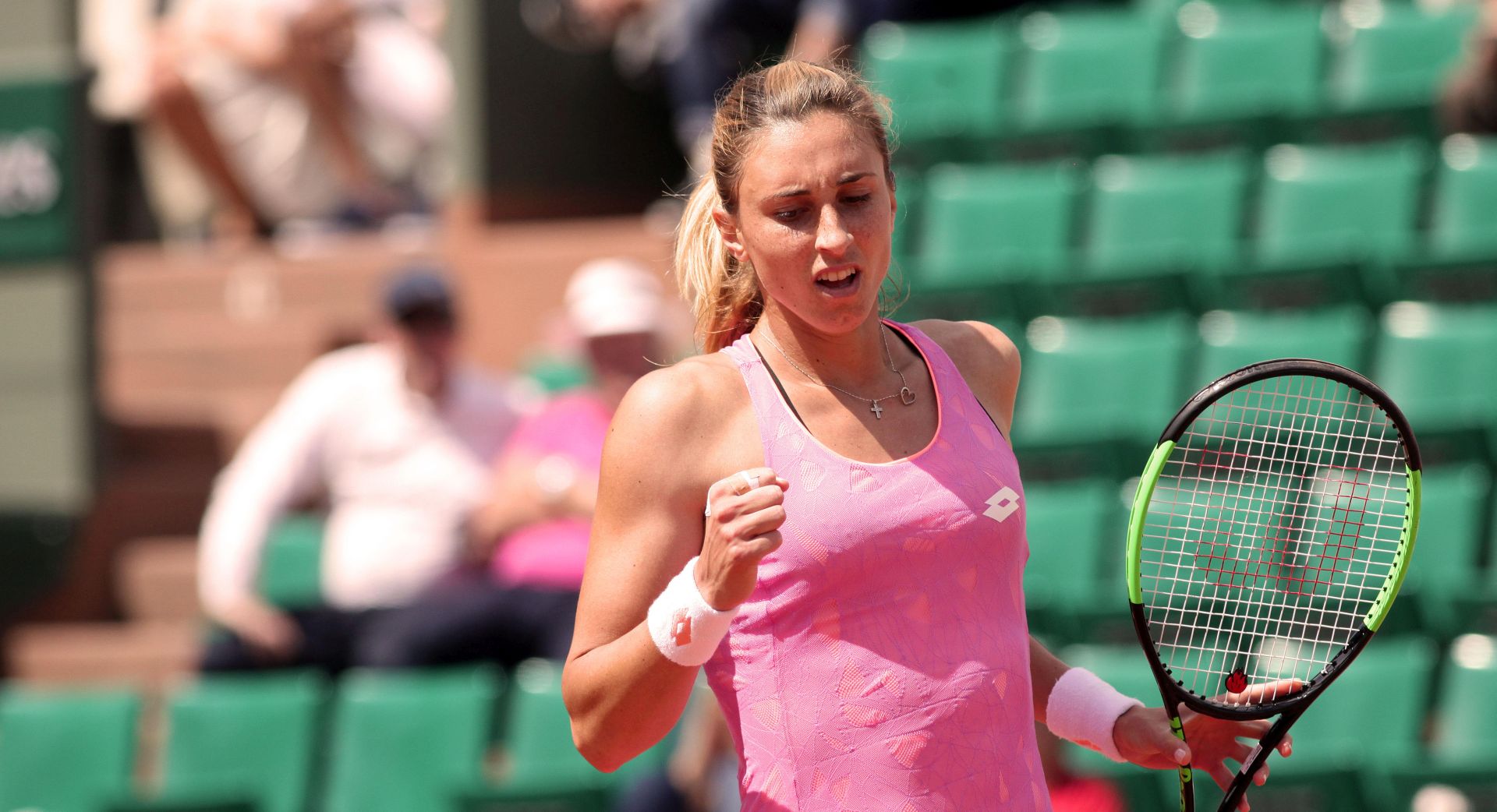 Pariz, 05.06.2017.- Hrvatska tenisaèica Petra Martiæ bila je na dva poena od senzacionalanog pothvata na drugom Grand Slam turniru sezone u Roland Garrosu, gdje je iz kvalifikacija stigla do osmine finala u kojem je poraena od este tenisaèice svijeta Ukrajinke Jeline Svitoline sa 4-6, 6-3, 7-5 nakon dva sata i pet minuta igre. Na fotografiji Petra Martiæ.
foto HINA/ HTS/ ua