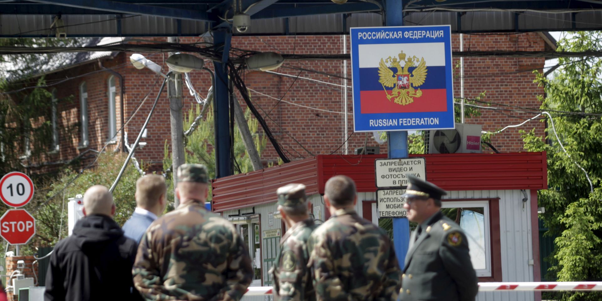 epa06011997 Military personnel and a view of Russia's Kaliningrad enclave border, as seen from the Sudargas border crossing in Ramoniskiai village, Lithuania, 05 June 2017. Lithuania is beginning construction of the wire fence on its' border with Russia's Kaliningrad as the region braces for Russian military drills along the border.  EPA/VALDA KALNINA
