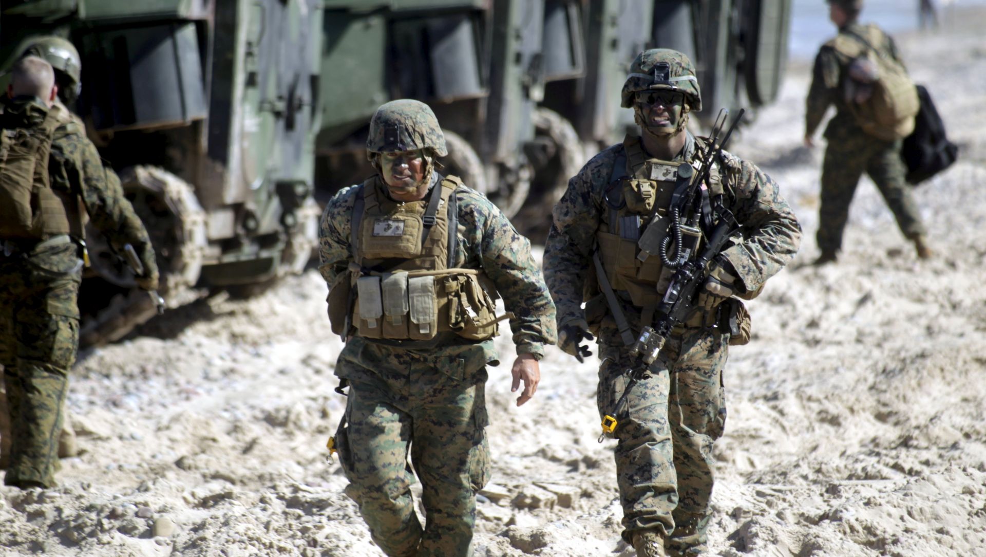 epa06013011 U.S. soldiers in camouflage run along a beach section during the annual military exercise 'Baltops' (Baltic Operations) at the Baltic Sea at Ventspils, Latvia, 06 June 2017. The 45th edition of the annual exercise will take place in the Baltic Sea from 01 to 16 June, the U.S.Naval Forces Europe-Africa/U.S. 6th Fleet said on its website, with air, maritime, and ground assets from several NATO Allies and Partner Nations, including 4,000 shipboard personnel, 50 ships and submarines and more than 50 aircraft, being involved.  EPA/VALDA KALNINA