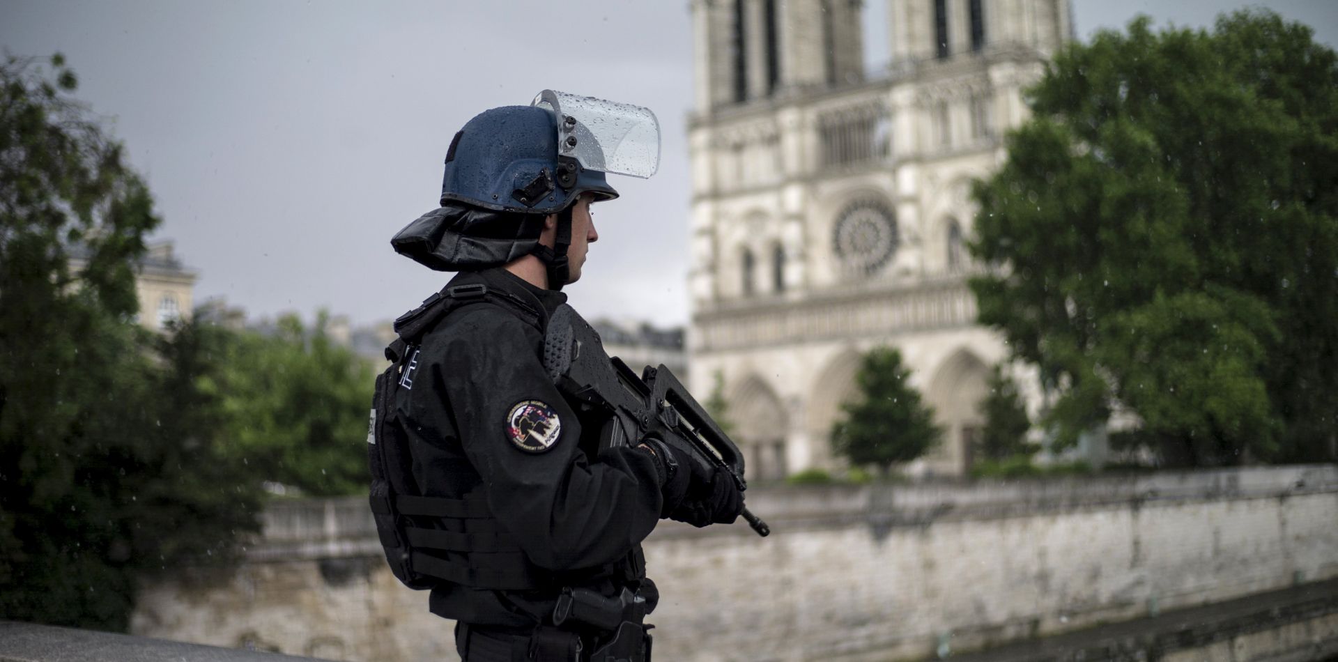 epa06013436 A French police officers stands guard outside of the Notre Dame cathedral after a man attacked a police officer with a hammer, in Paris, France, 06 June 2017. The assaillant has been shot and injured by police.  EPA/YOAN VALAT
