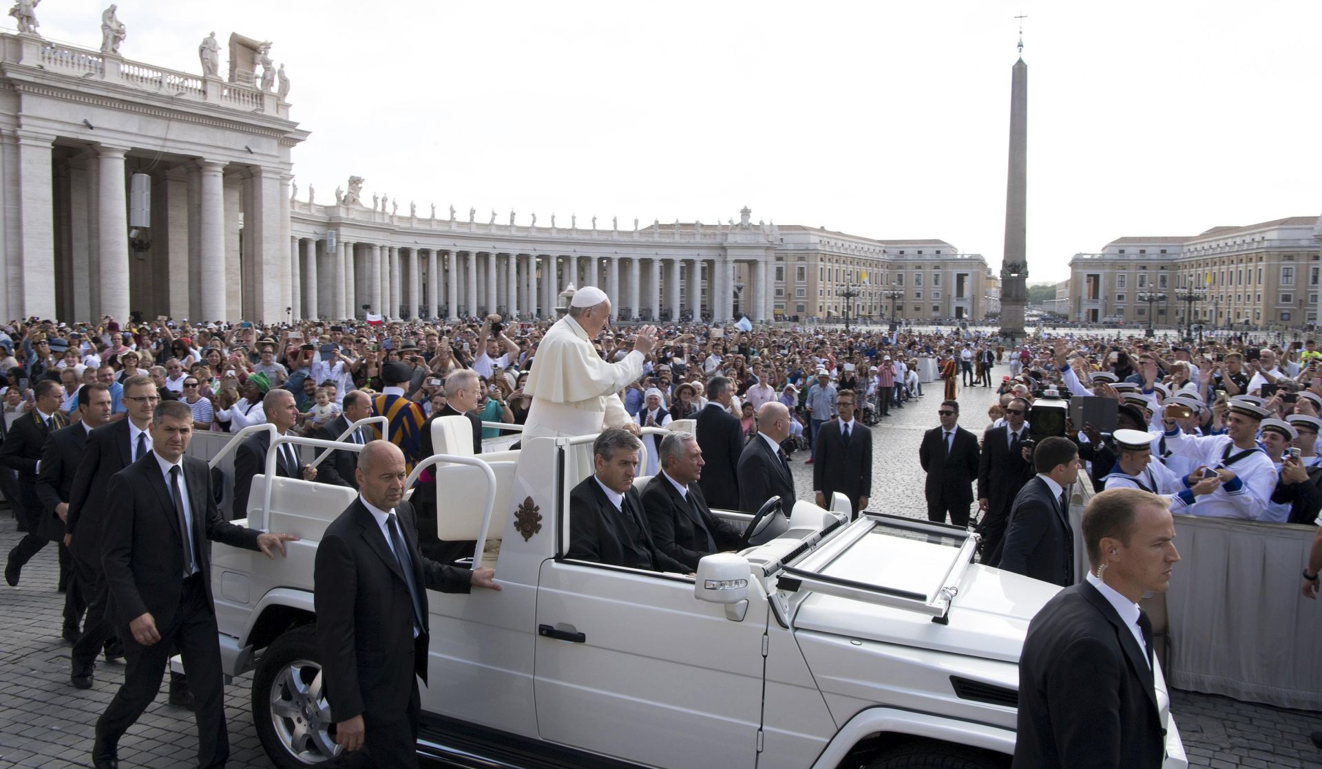 epa06014140 Pope Francis (C) stands in the popemobile as he waves to faithful gathering for his weekly general audience on St. Peter's Square in the Vaican City, 07 June 2017.  EPA/MAURIZIO BRAMBATTI