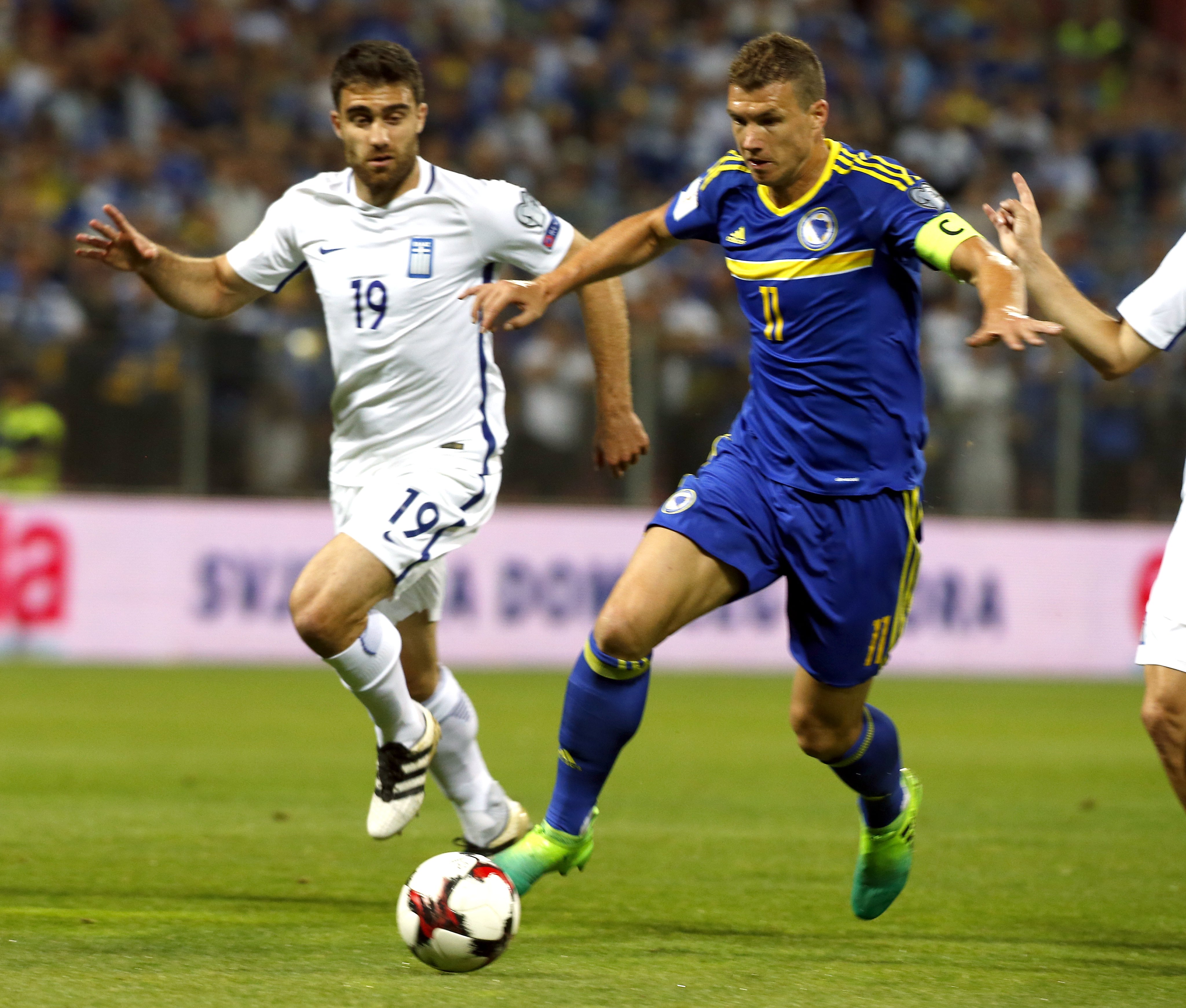 epa06019912 Edin Dzeko (R) of Bosnia and Sokratis Papastathopoulos (L) of Greece's in action during the 2018 FIFA World Cup qualifier game between Bosnia and Greece in Zenica, Bosnia and Herzegovina, 09 June 2017.  EPA/FEHIM DEMIR
