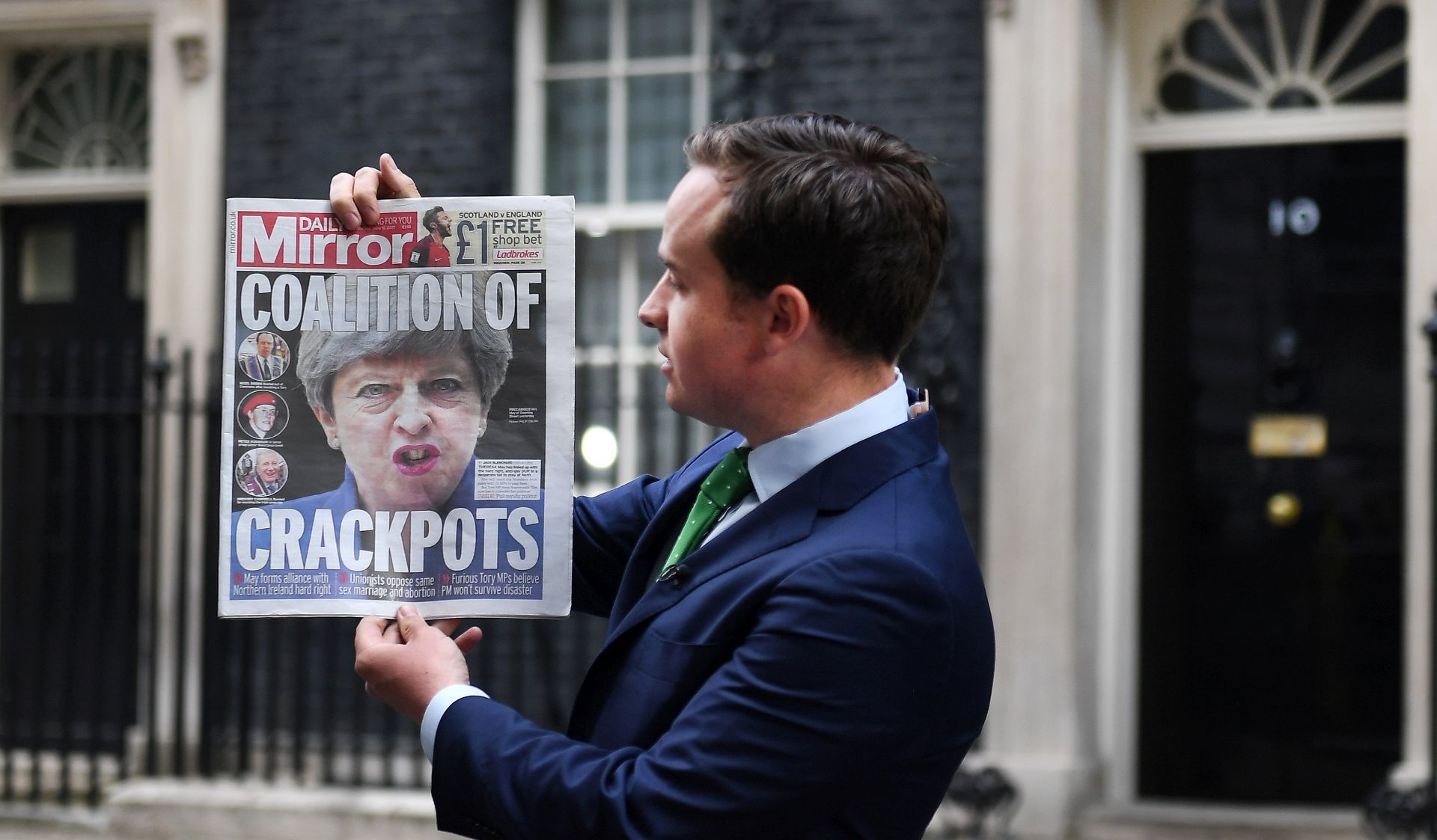 epa06020477 An Australian television journalist reports on Britain's general election results outside 10 Downing Street in London, Britain, 10 June 2017. Britain's general election on 08 June ended in a hung parliament with the Conservative Party unable to gain a majority. May said she will continue to govern with the backing of the Democratic Unionist Party (DUP).  EPA/ANDY RAIN
